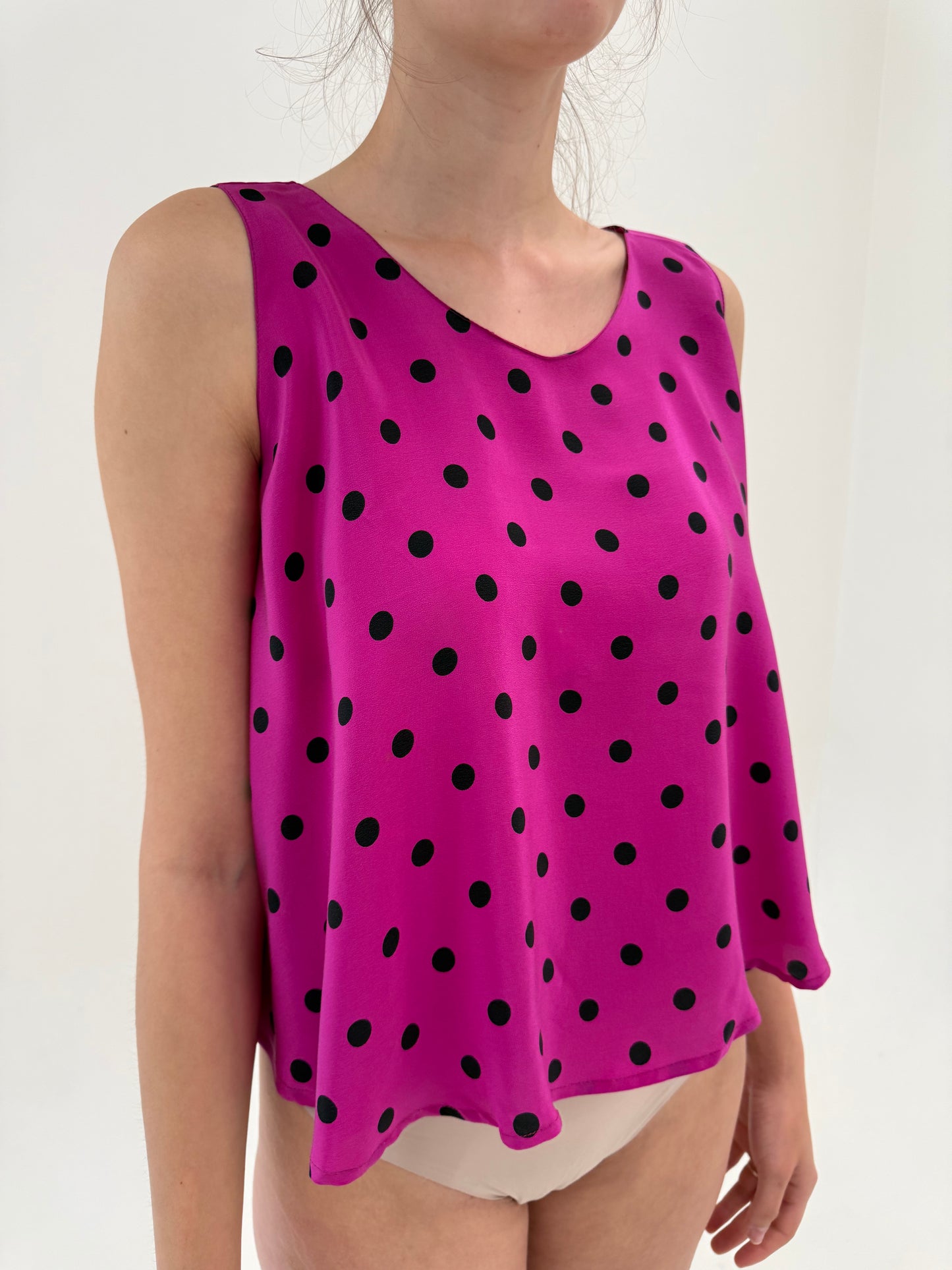 Top din mătase naturală fucsia  în croi A-line cu buline