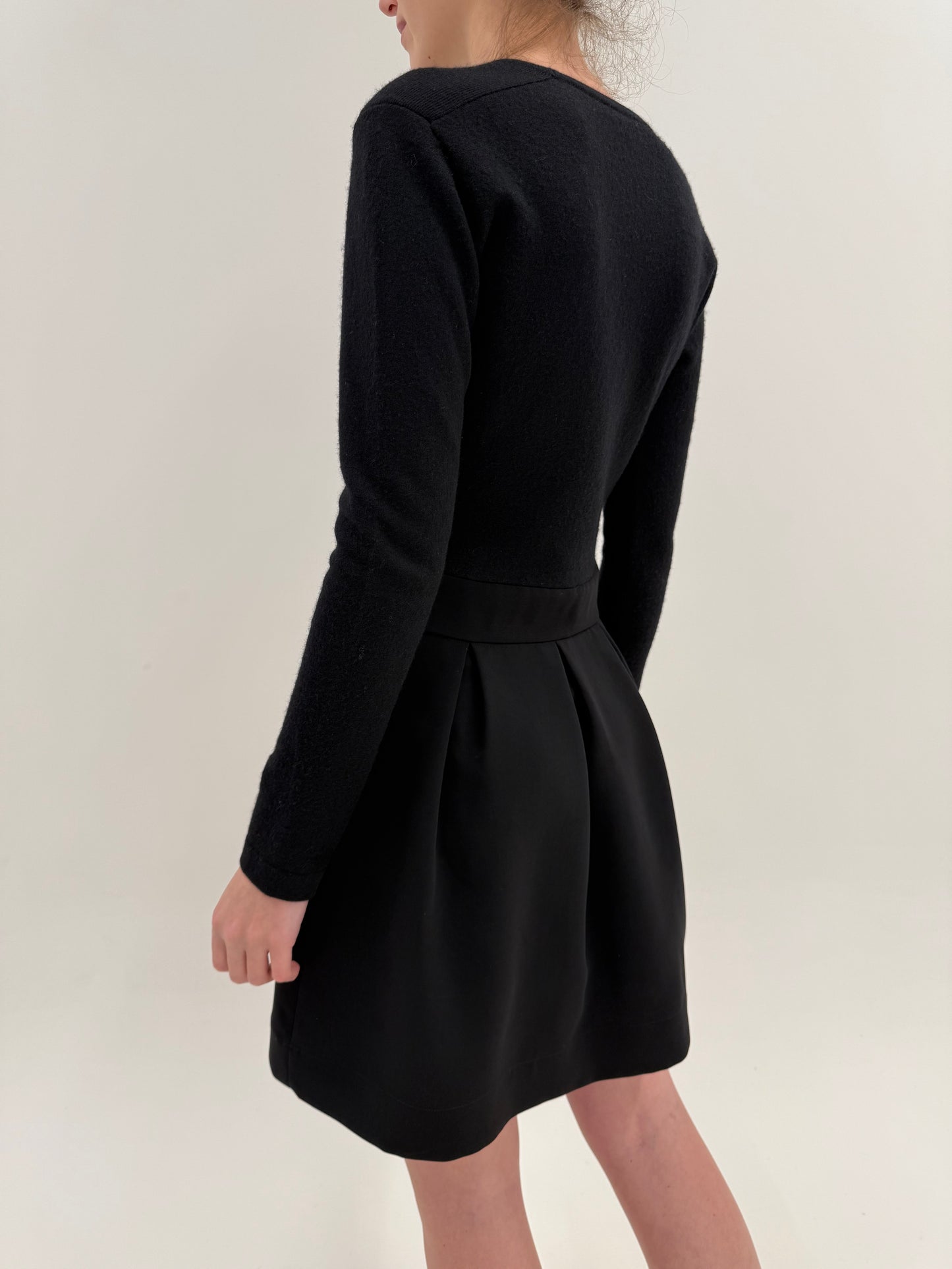 Rochie Armani din tricot de lana extafina cu talie marcată și fusta din stofă