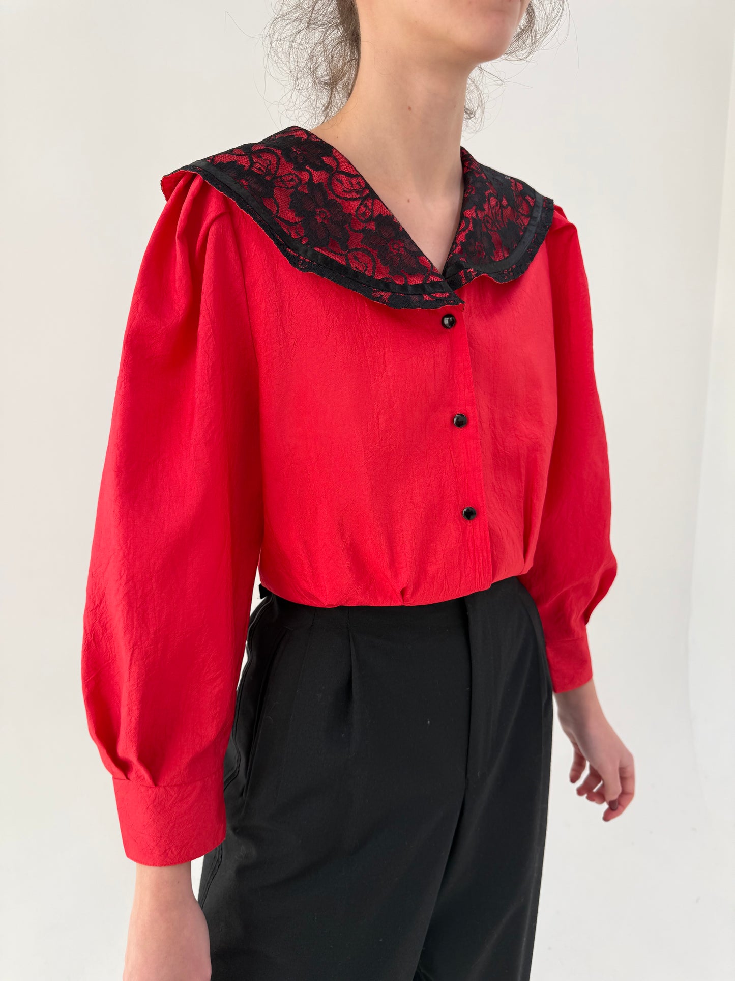 Cămașa vintage cambrata cu guler amplu dantelat