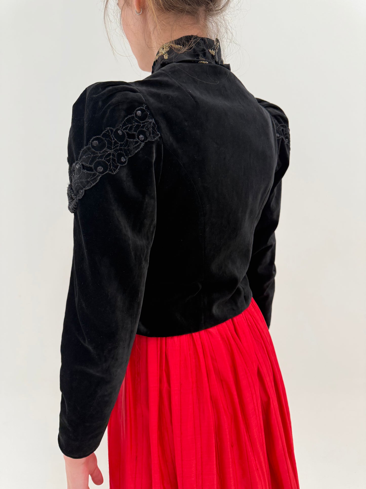 Sacou vintage ultra cambrat din catifea cu inserții de dantelă macrame