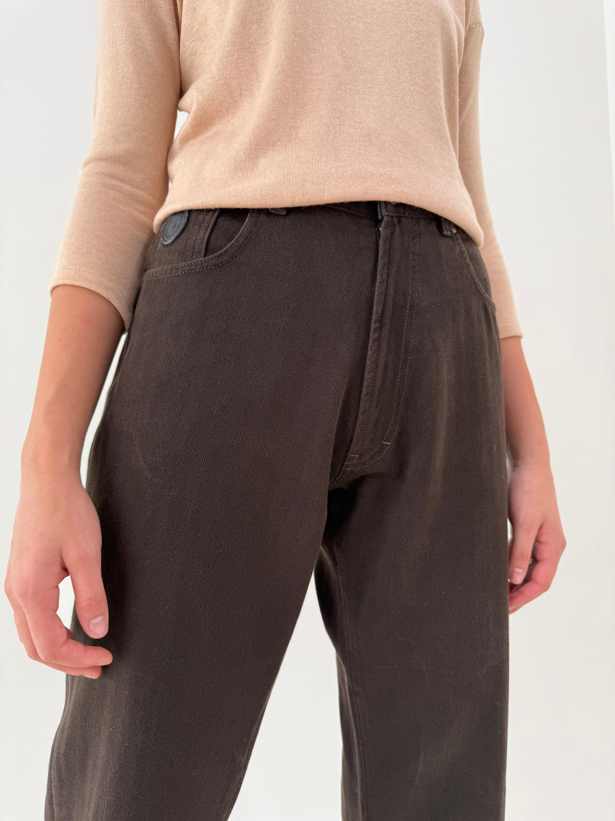 Jeans Trussardi chocolate brown din bumbac gros cu talie ultra înaltă și solduri generoase
