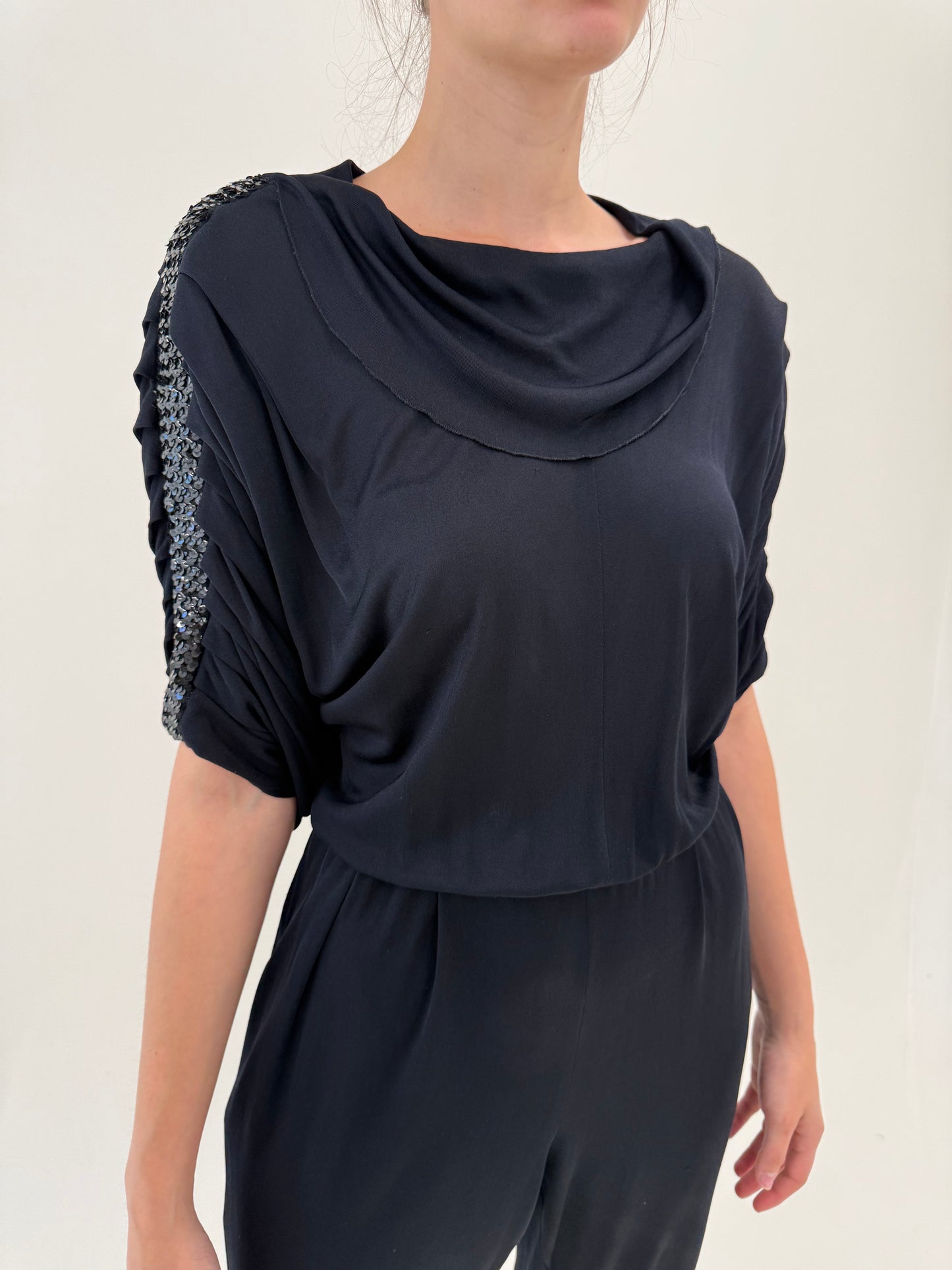 Salopetă vintage neagră de seară cu talie ultra înaltă elastică și bust drapat
