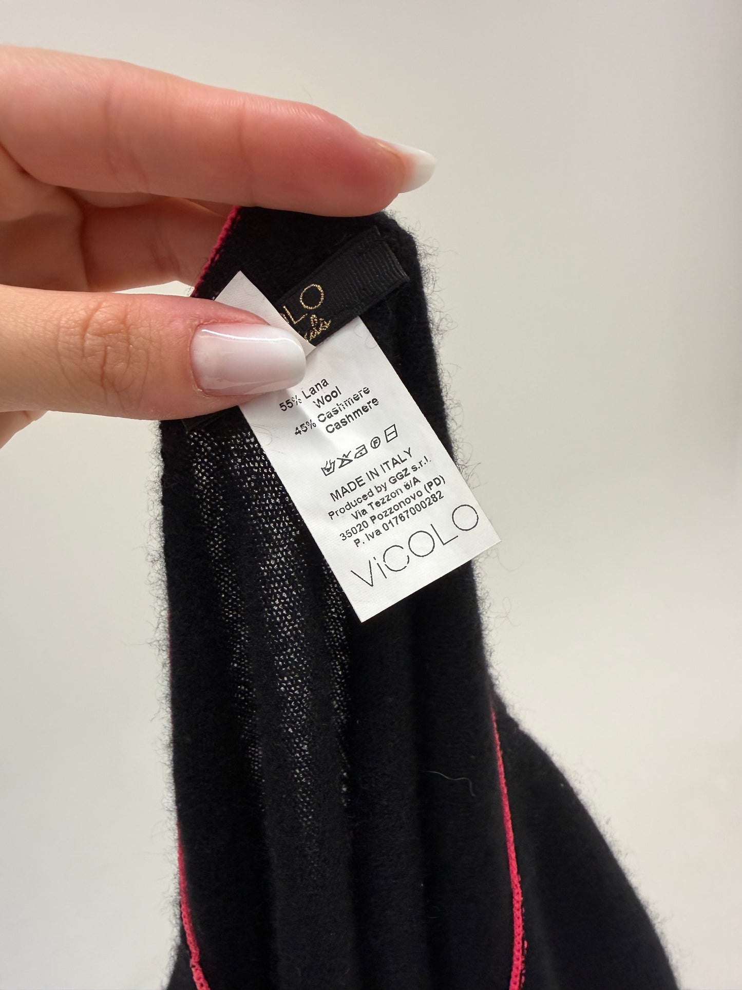 Top negru italian din cașmir și lana cu inserții fucsia