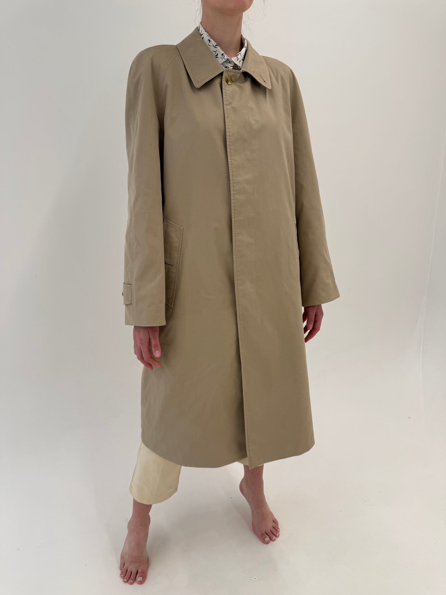 Trench Burberry vintage în croi clasic din gabardină camel cu interior specific