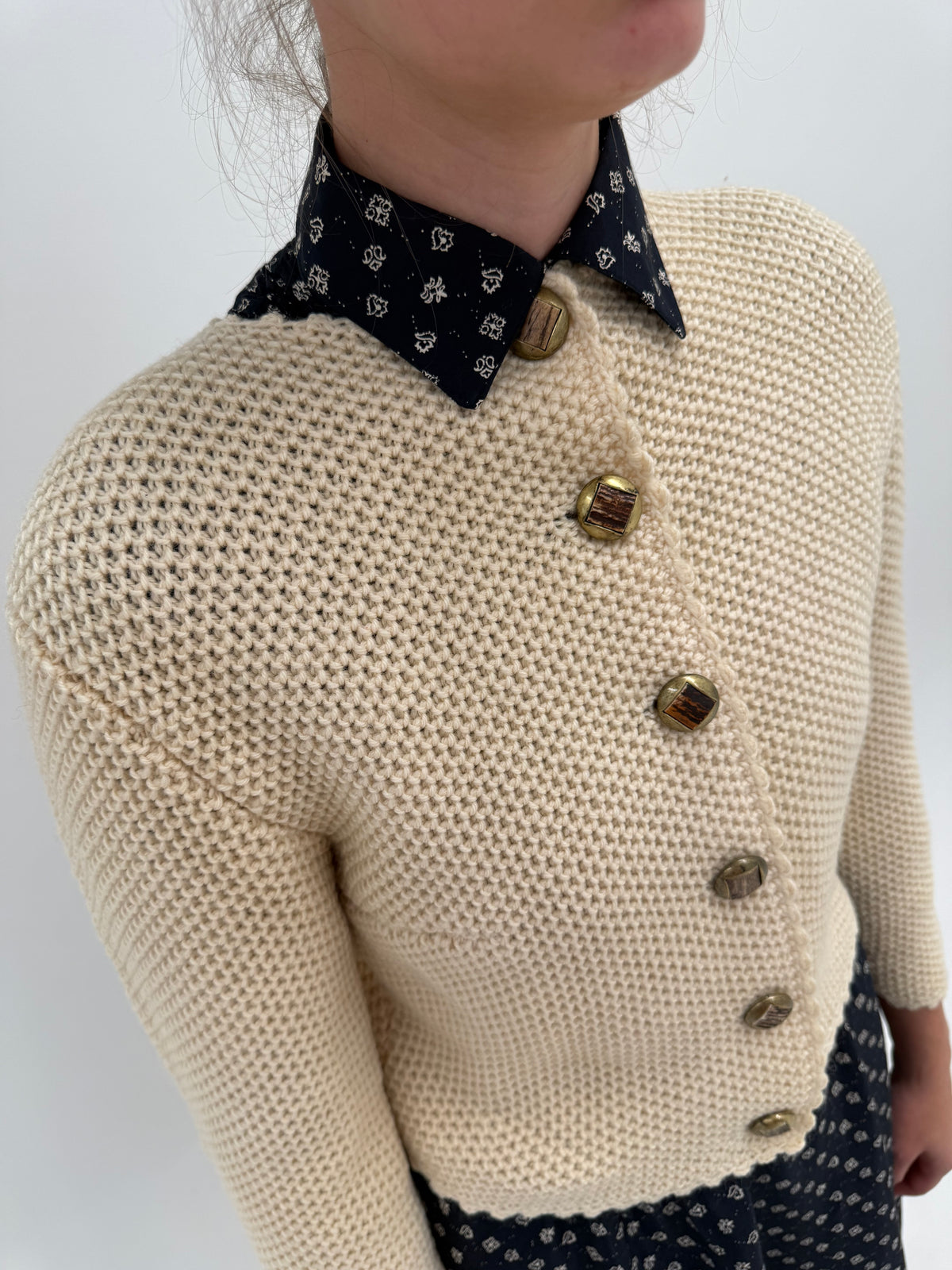 Jacheta tip cardigan vintage superb din lana texturată cu nasturi decorativi