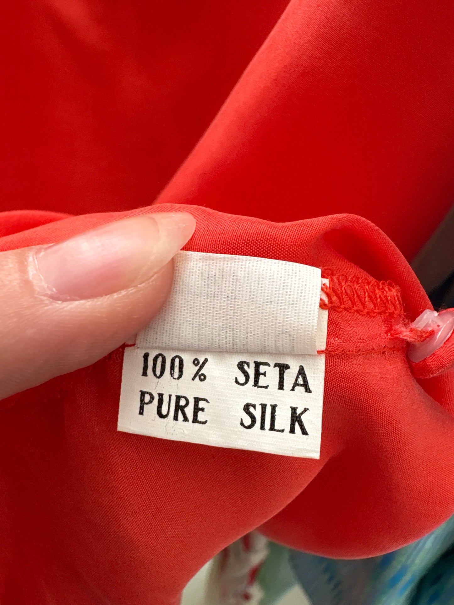 Top coral red din mătase naturală în croi minimalist