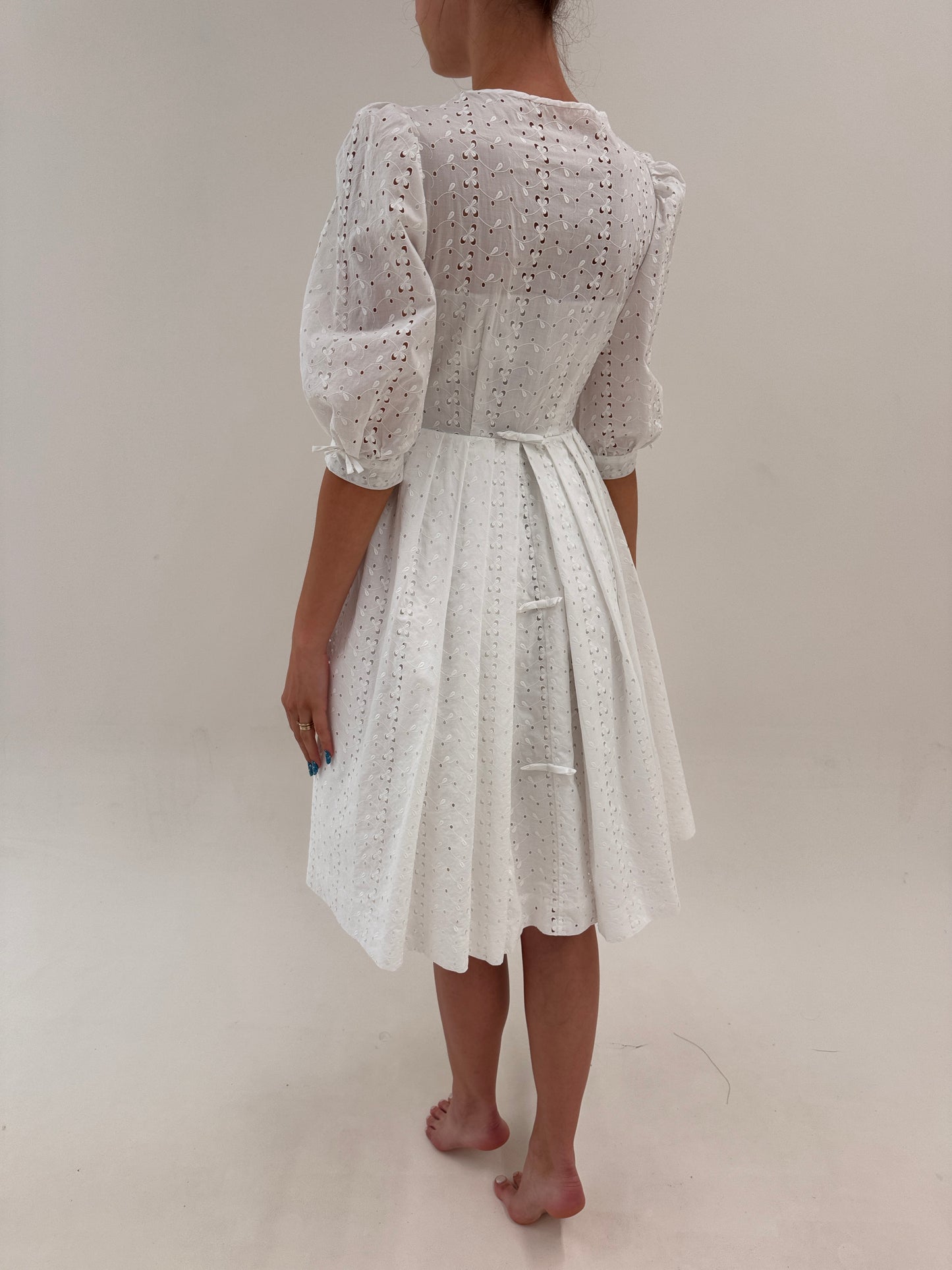 Rochie vintage anii 50 integral brodată cu corsaj și fustă ultra amplă și detalii feminine