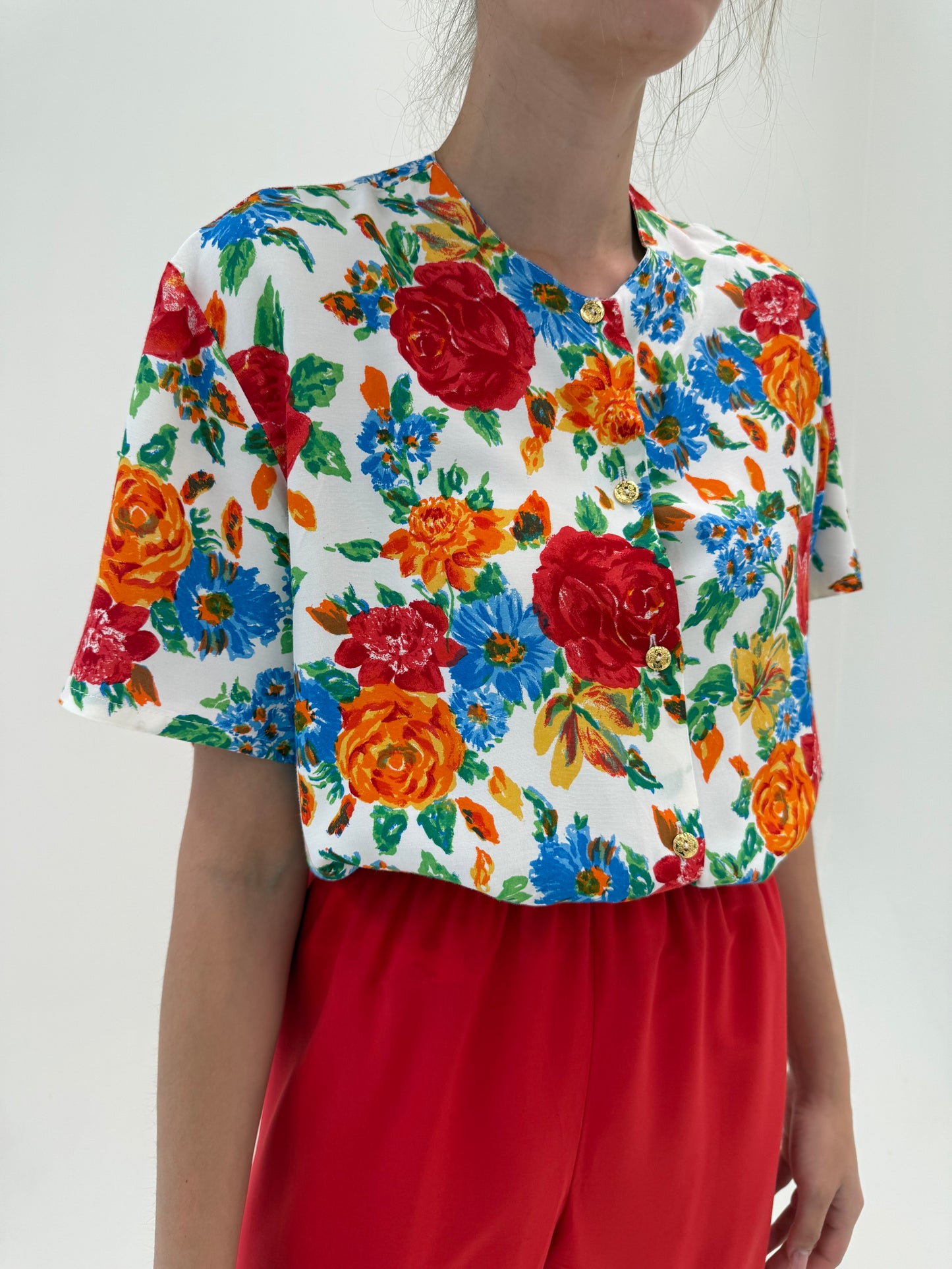 Cămașa vintage cu print floral superb și culori tari în croi minimalist