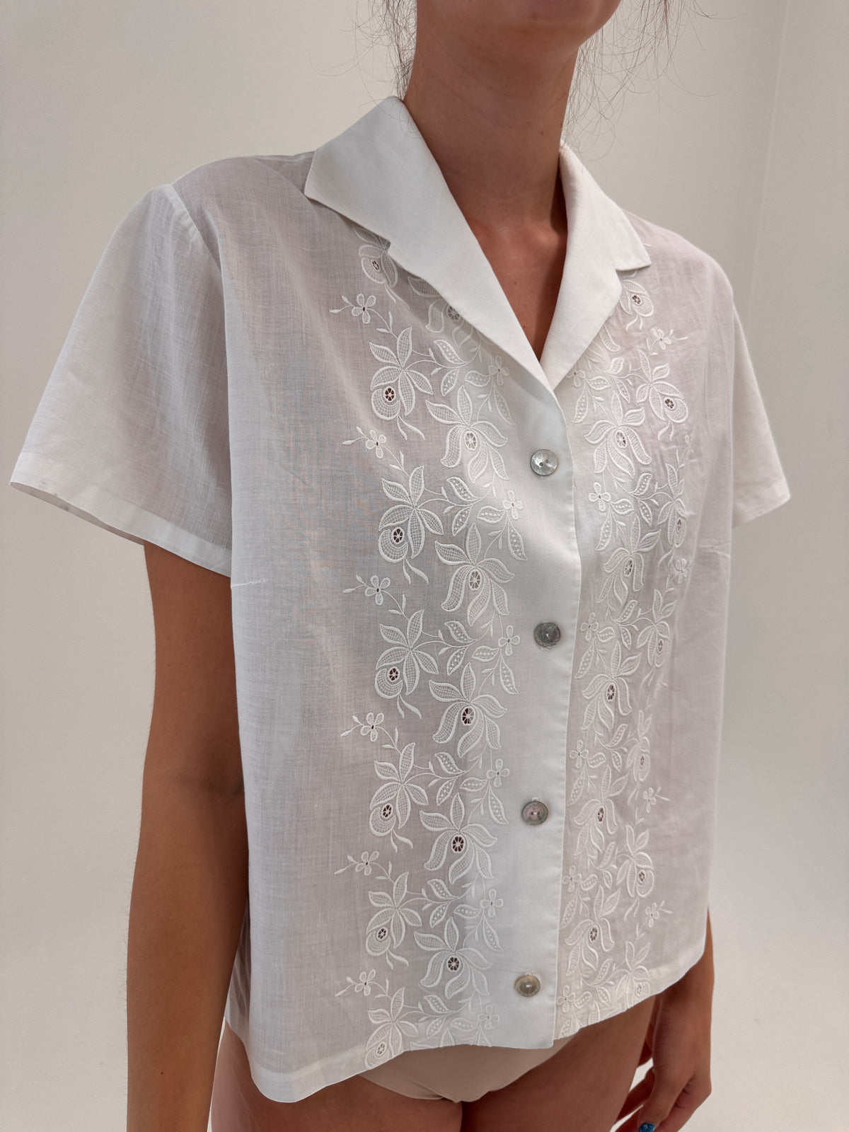 Cămașa excepțională bijuterie din in cu broderie delicată