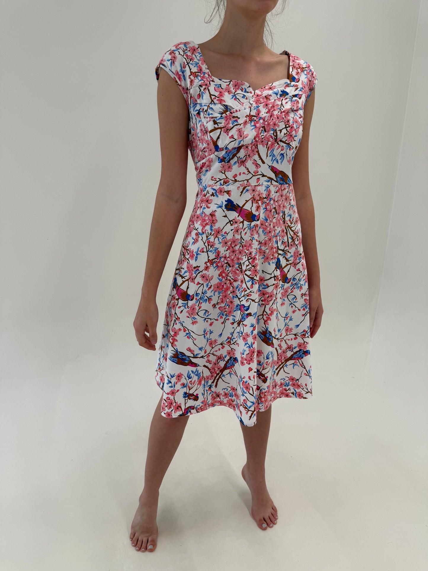 Rochie cambrata cu print superb cu flori de cireș din panzica modelatoare
