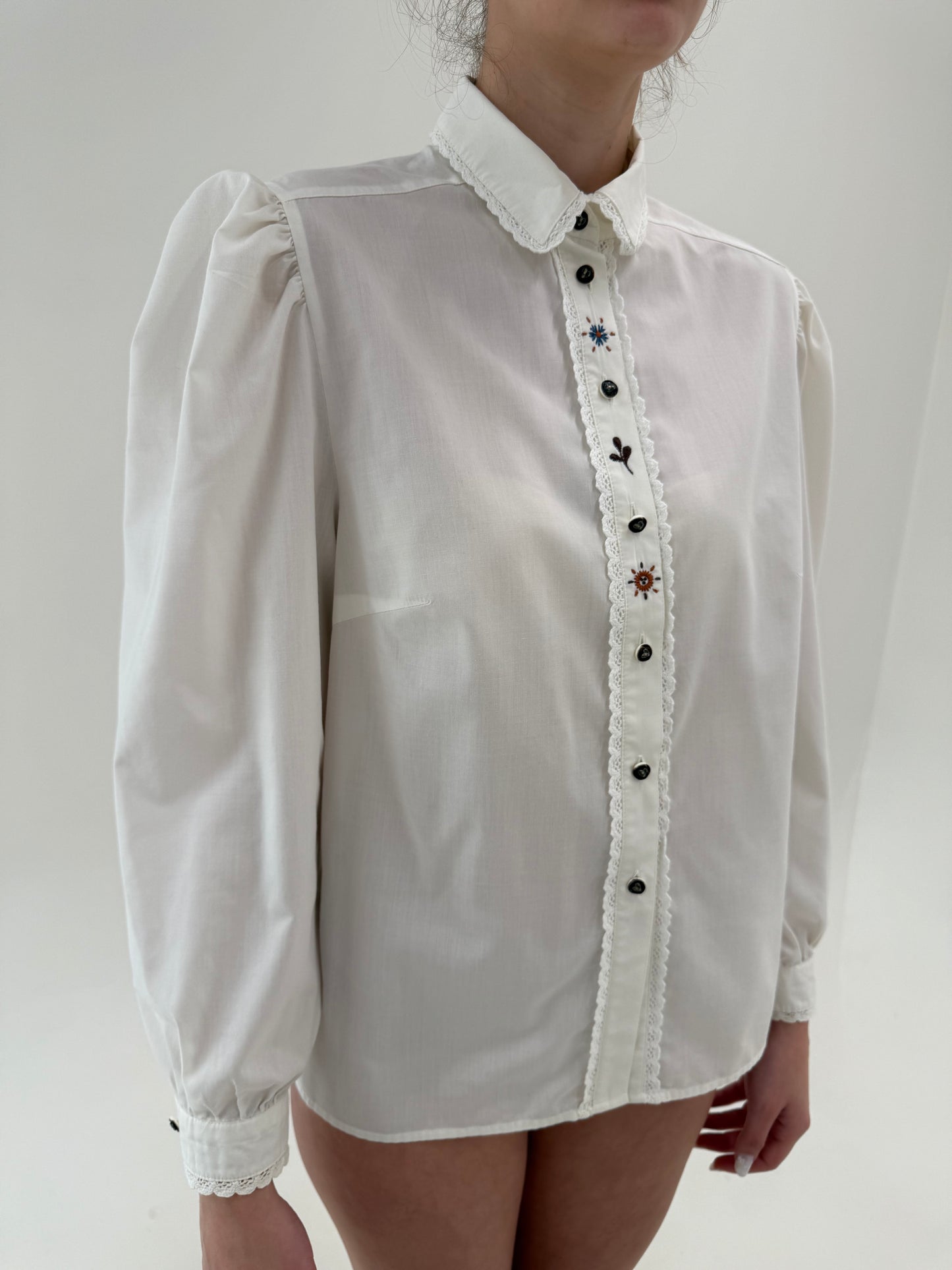Cămașa vintage cu broderie și mâneci bufante