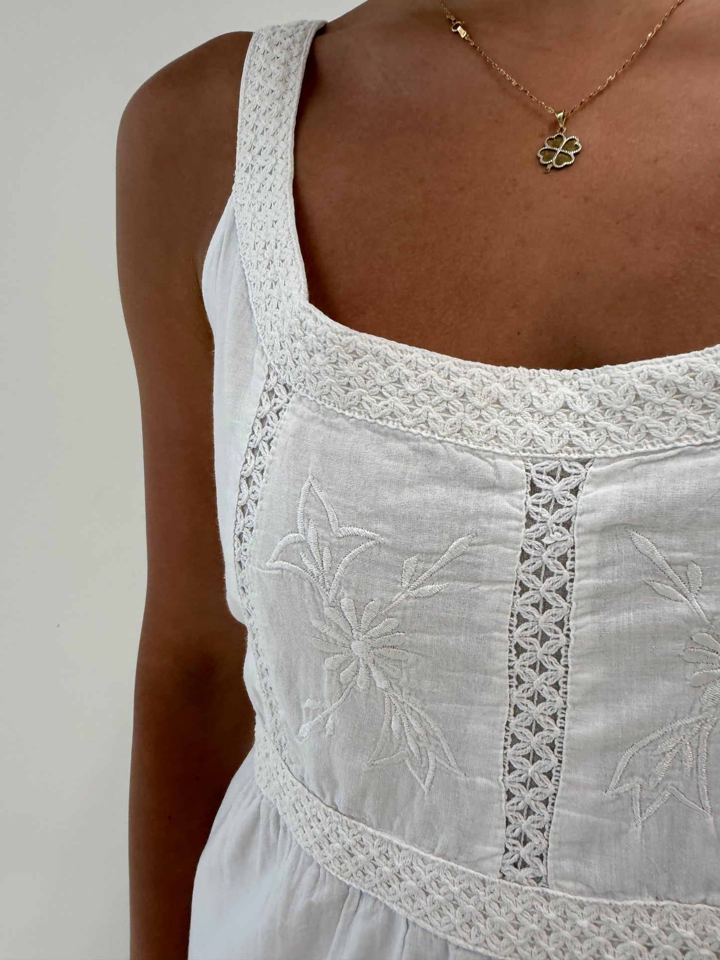 Rochie maxi albă din cea mai fină panzica de bumbac cu broderie și dantelă macrame