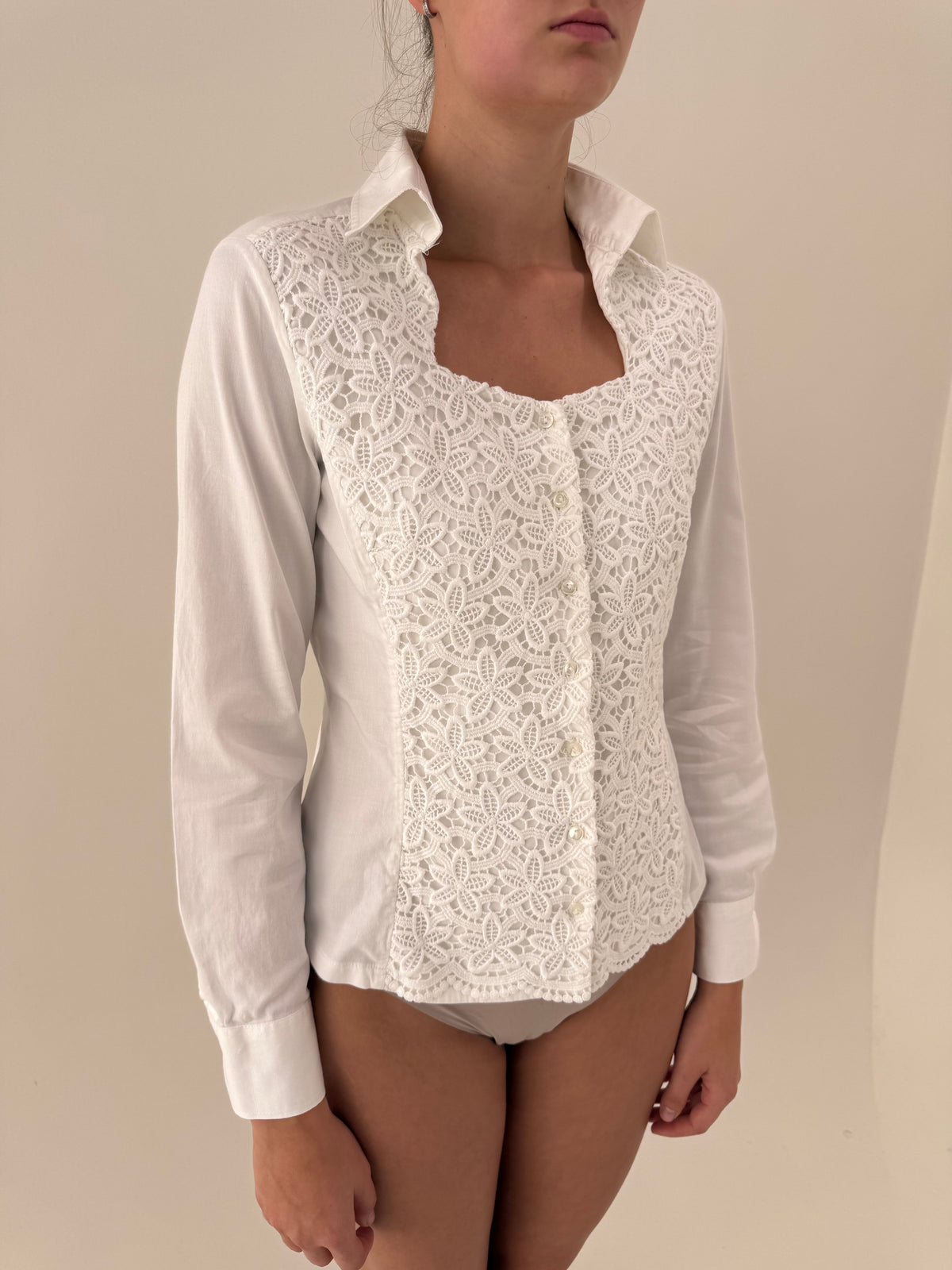 Cămașa luxury Nara Camicie cambrata cu dantelă macrame și guler ușor scrobit