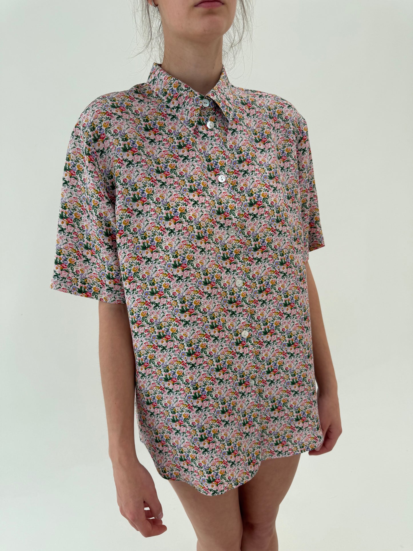 Cămașa powder pink din mătase naturală cu print floral delicat