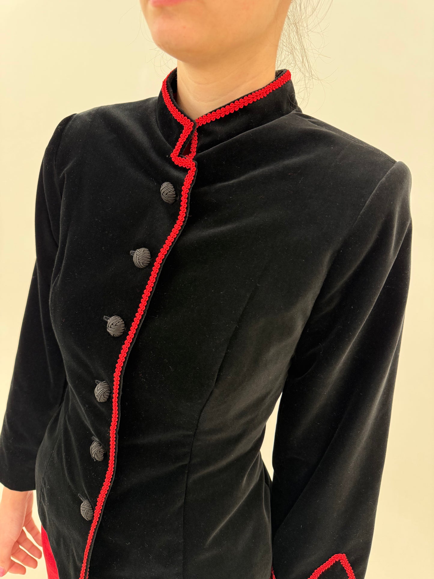 Sacou negru cambrat din catifea cu influențe asiatice super în trend