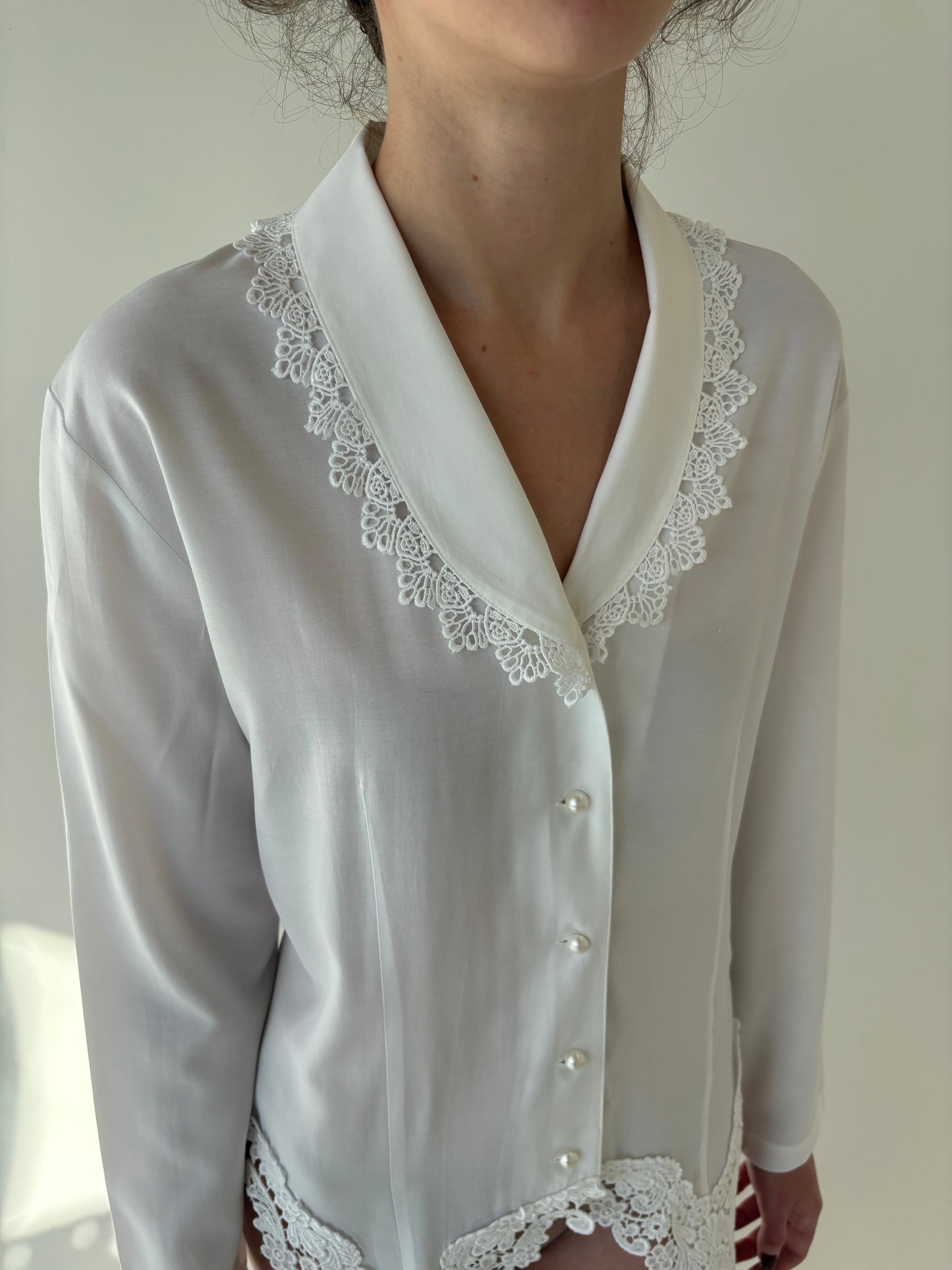 Cămașa vintage cambrata cu talie ușor reglabilă la spate și dantelă macrame