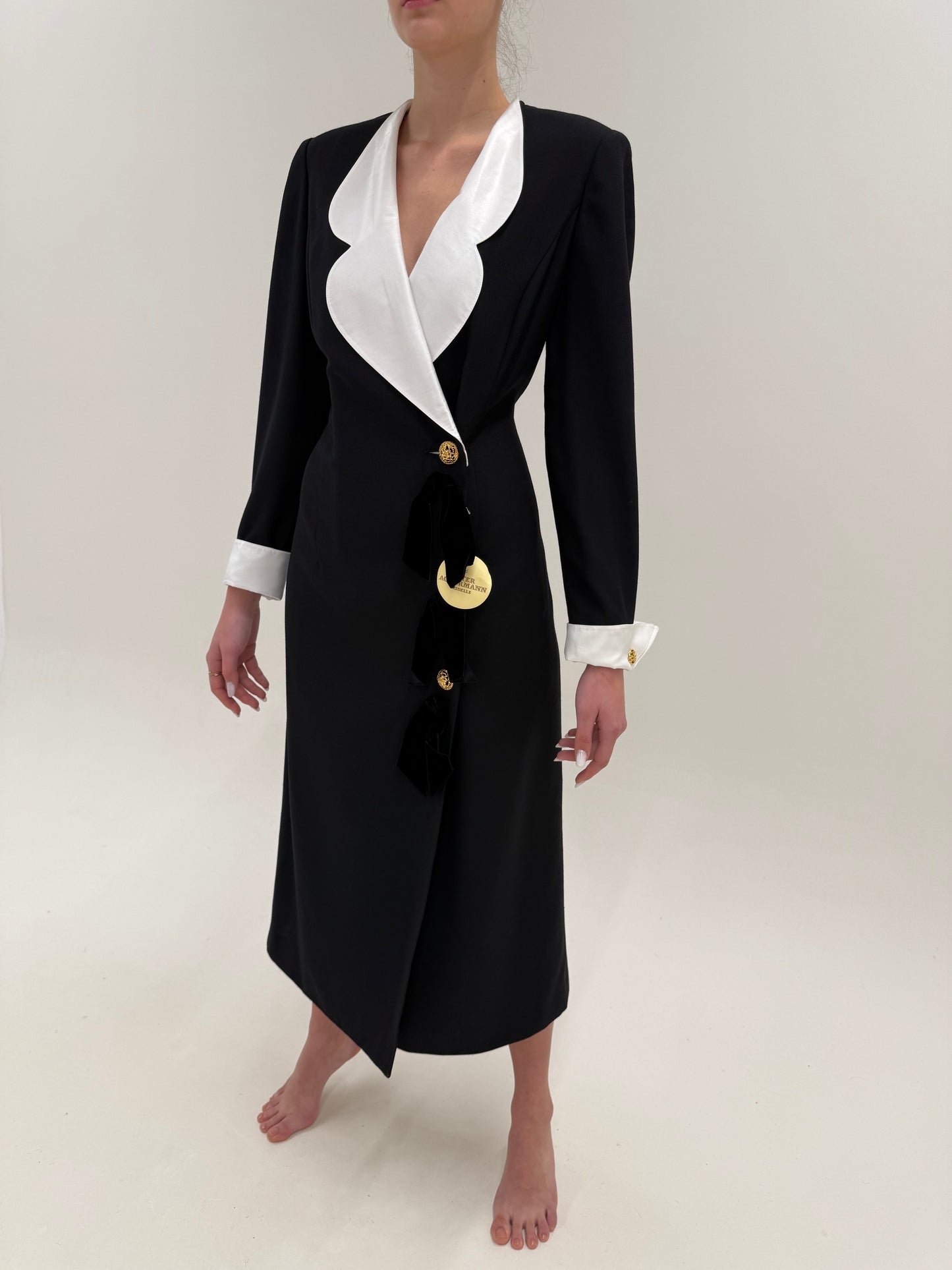 LBD maxi vintage nouă cu etichetă în stil Valentino cu revere și manșete contrastante