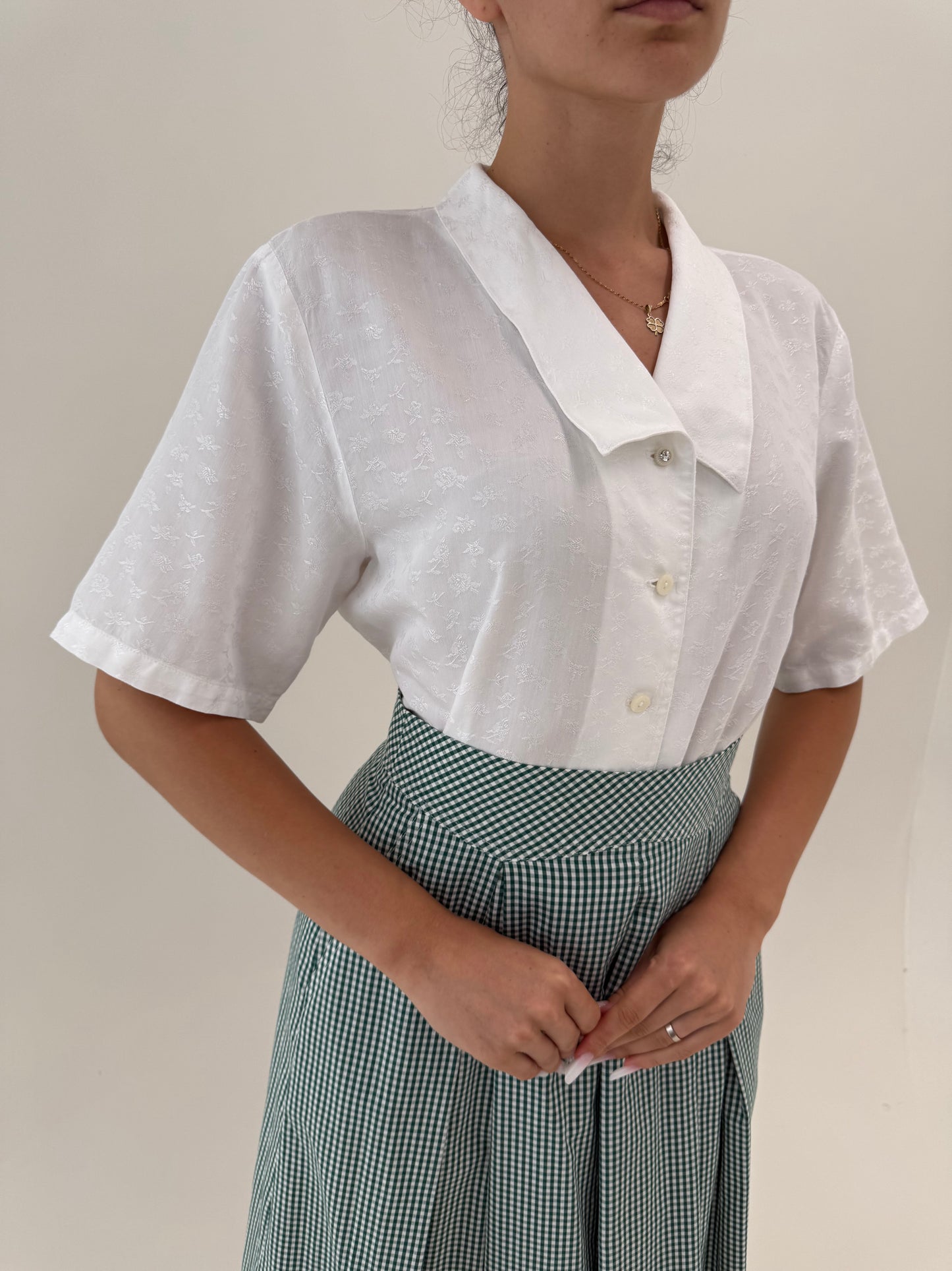 Cămașa vintage din pânză excepțională de bumbac cu revere mari