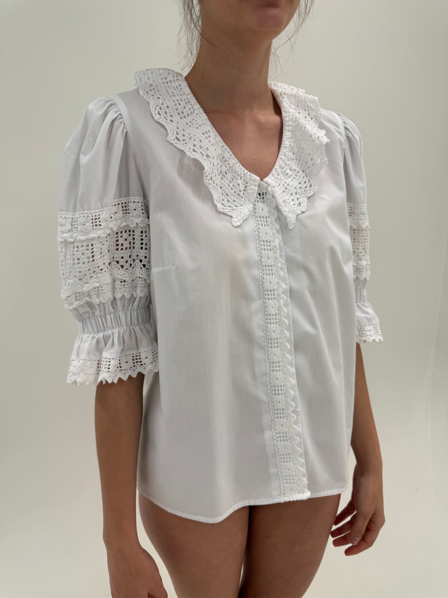 Cămașa vintage sueoeba cu inserții de dantelă macrame și broderie anglaise