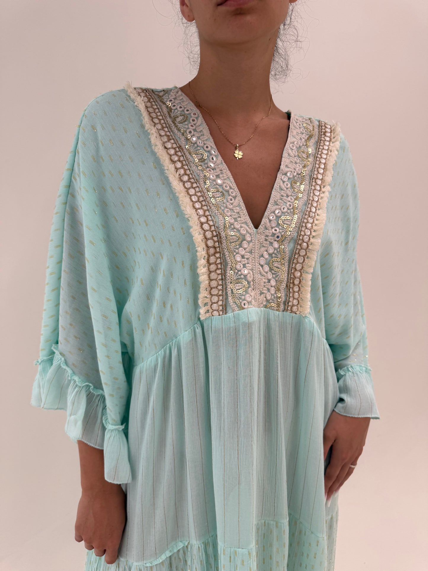 Kaftan boho super vaporos din creppe cu inserții fine aurii și aplicații manuale