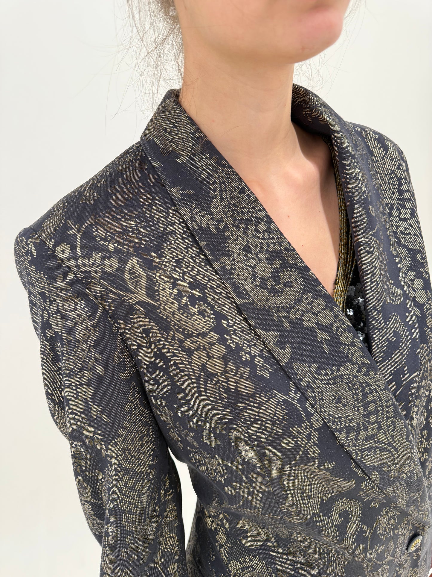 Sacou vintage elegant din jacquard superb auriu antichizat pe negru