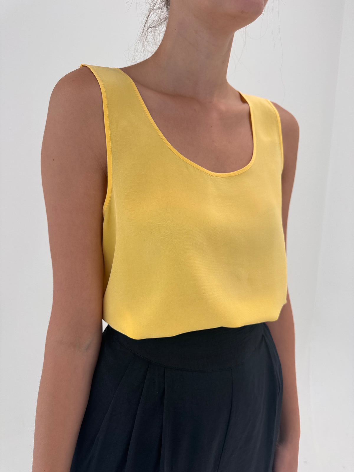 Top butter yellow din mătase naturală în croi minimalist