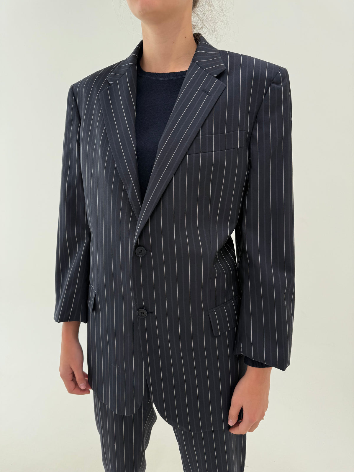 Costum luxury Gianfranco Ferre din lana extrafina și mătase naturală în dungi fine verticale