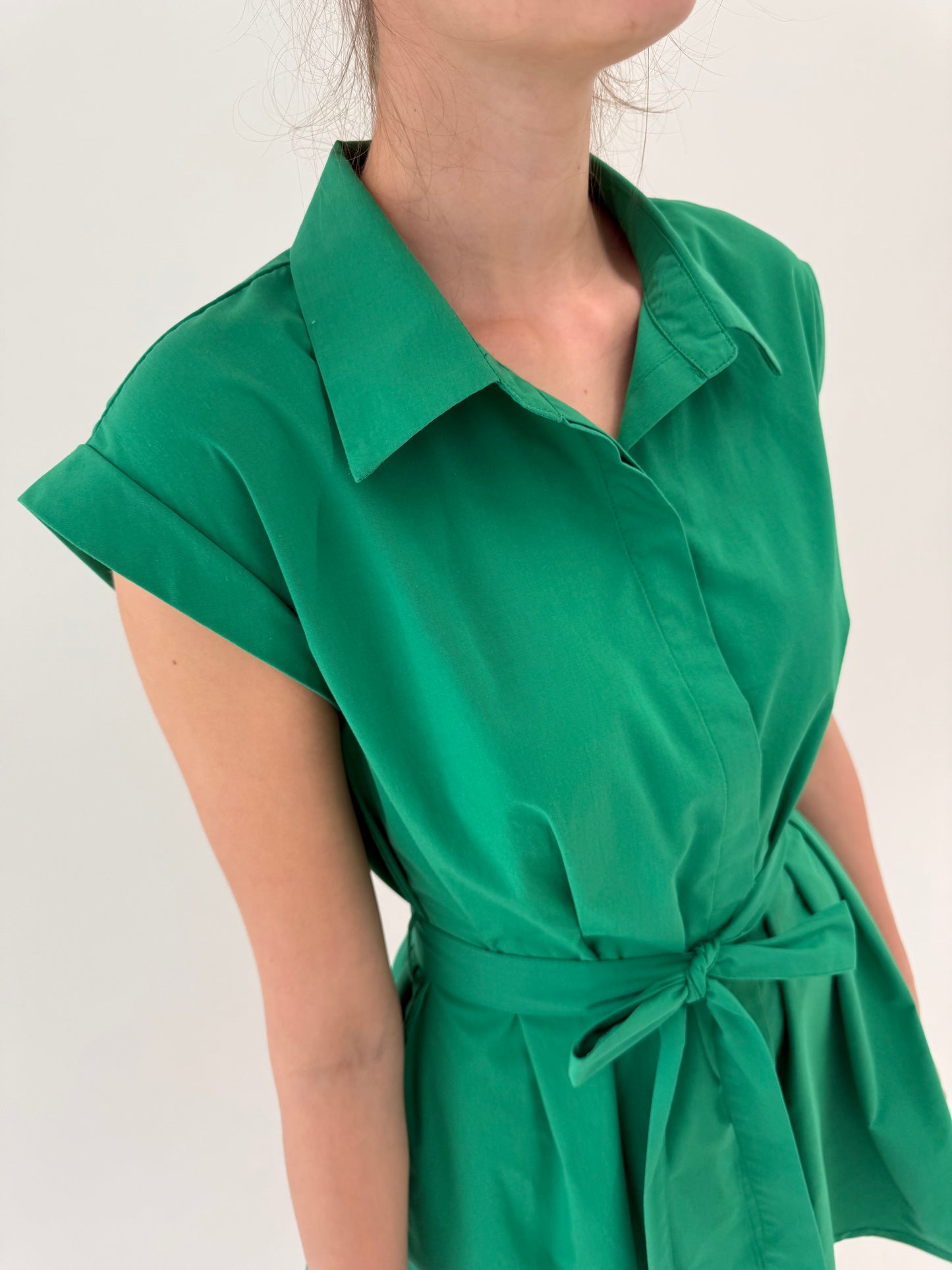 Rochie verde smarald din poplin de bumbac cu buzunare și talie înaltă reglabilă