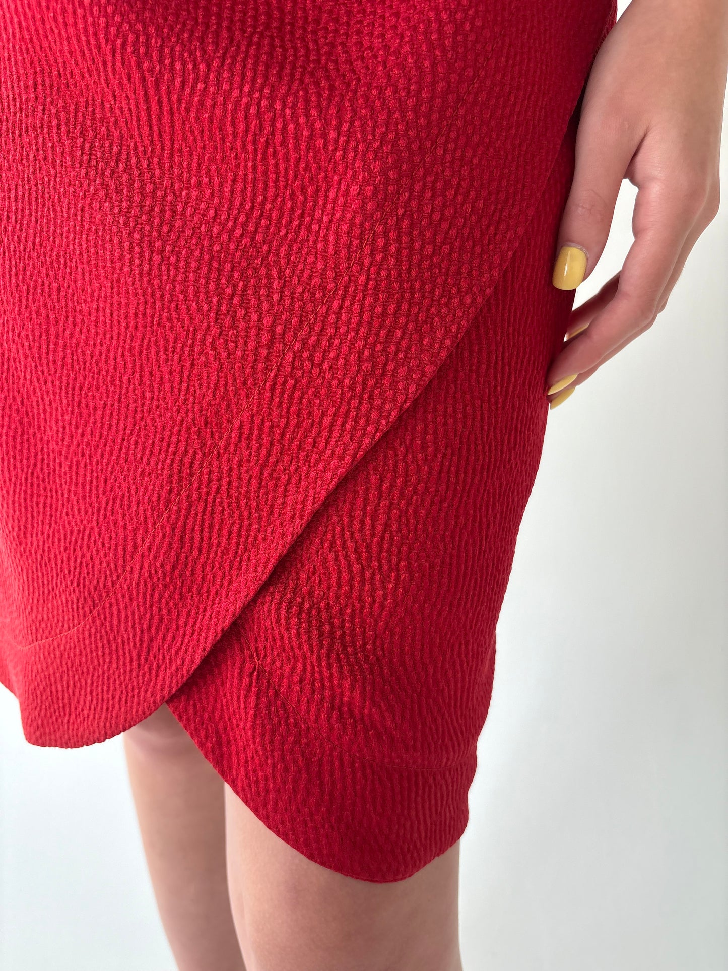 Fustă tulip din mătase naturală cherry red texturată