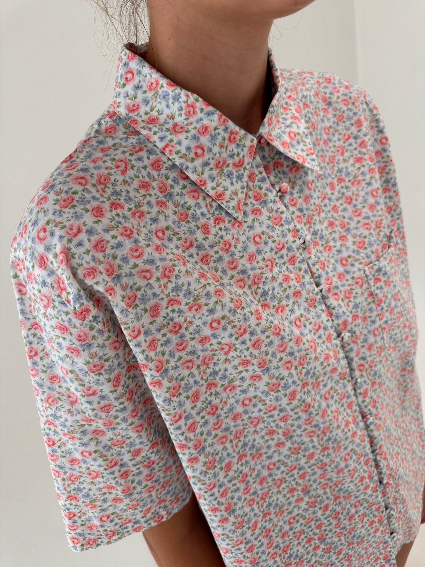 Cămașa luxury Cacharel din bumbac excepțional cu print floral delicat