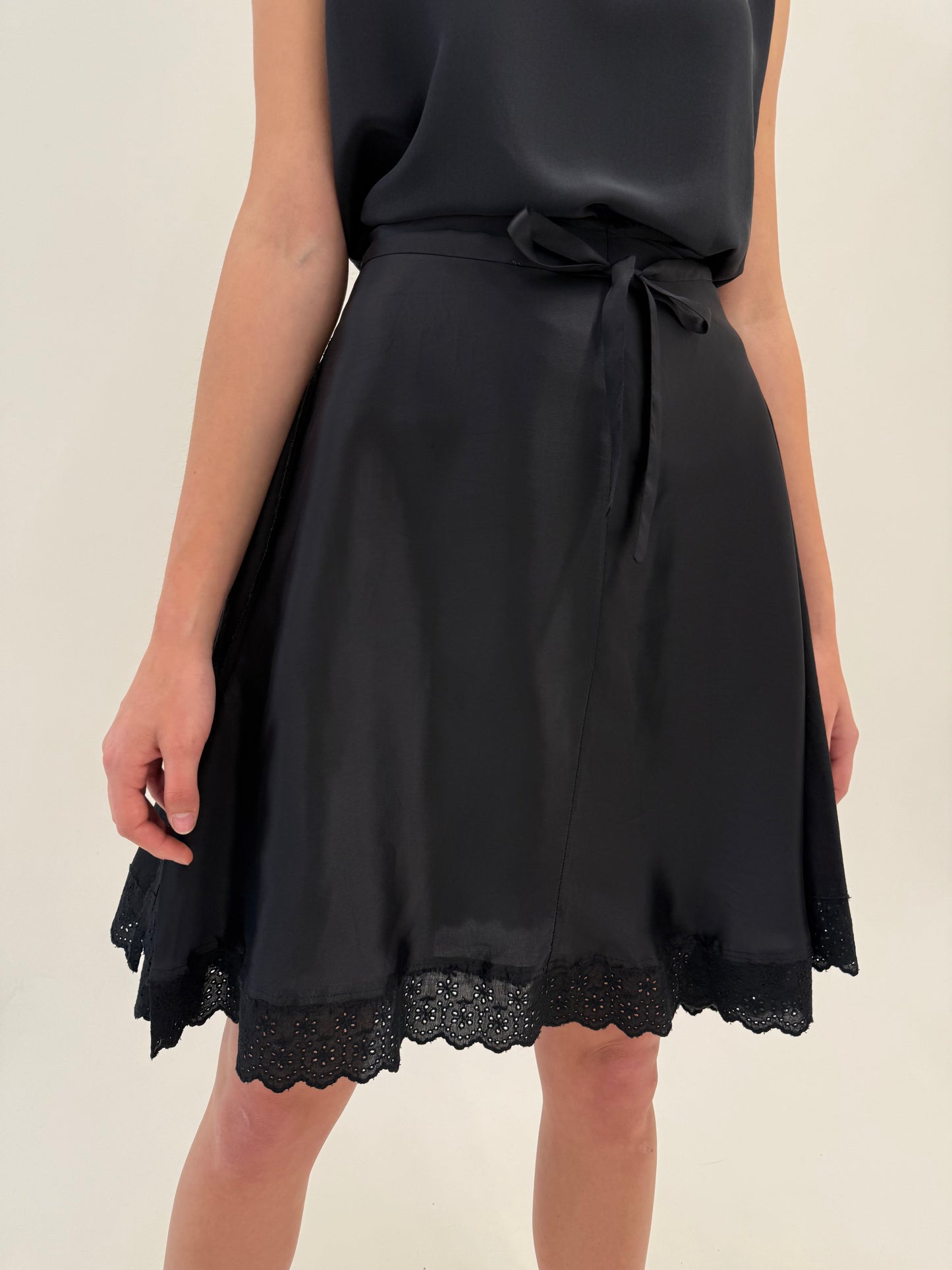 Fustă neagră satinata Max&Co by Max Mara in croi chic înclini asimetrici