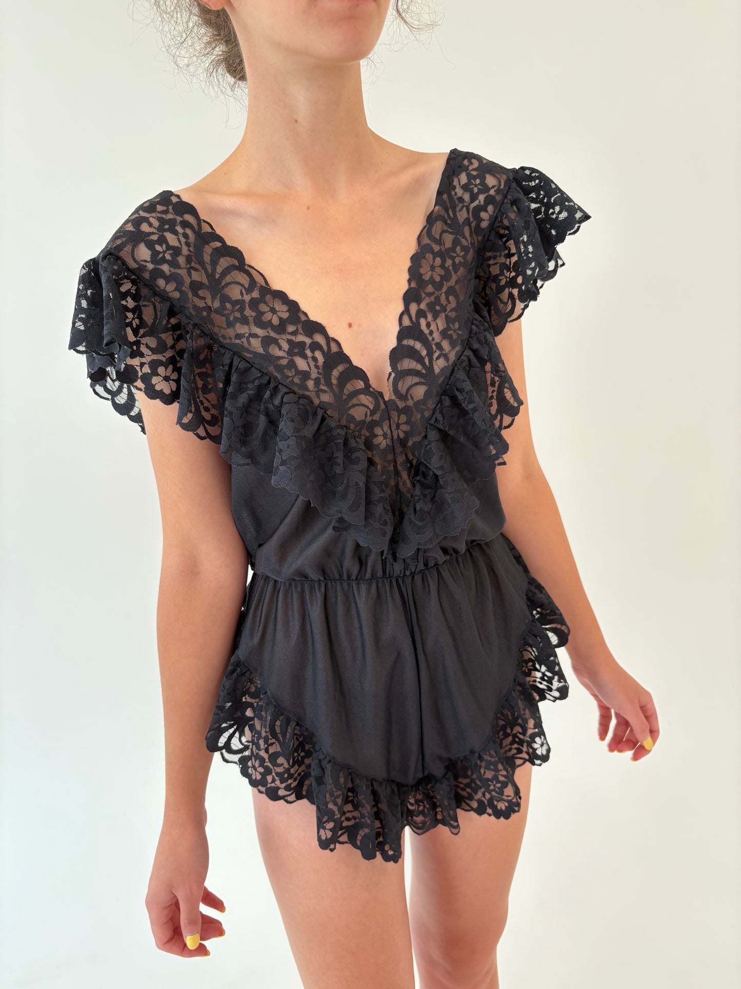 Body vintage strech negru cu volane și inserții de dantelă