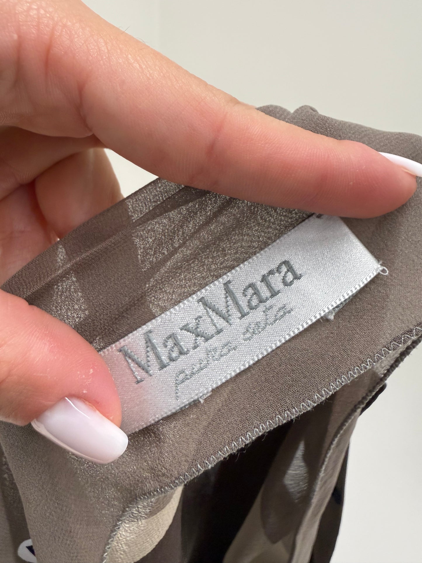 Top Max Mara din mătase naturală on croi asimetric și culori neute