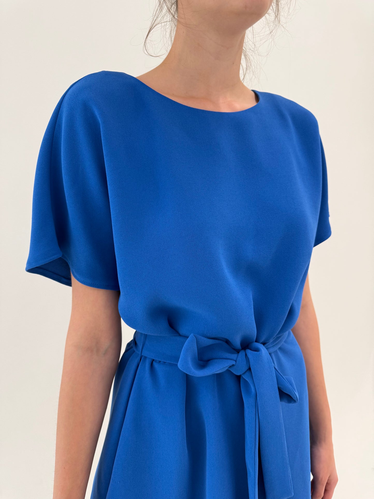Rochie albastru regal în croi lejer cu talie reglabilă
