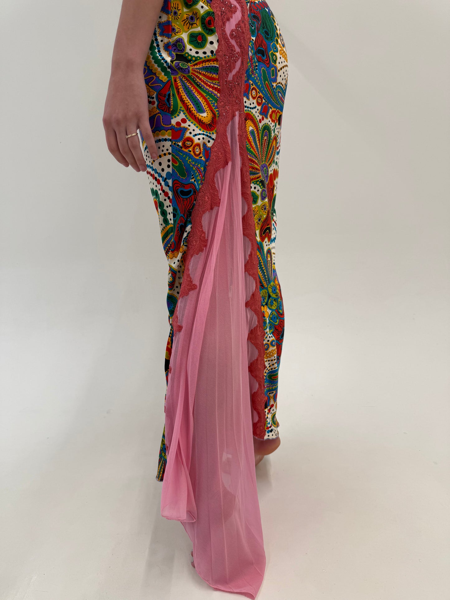 Rochie maxi din mătase naturală în stil Roberto Cavalli cu inserții de dantelă