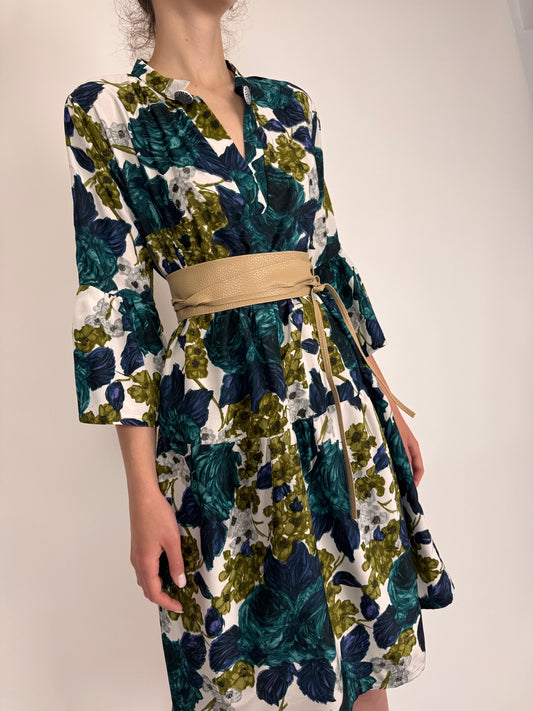 Rochie cu print floral superb în croi lejer și mâneci evazate