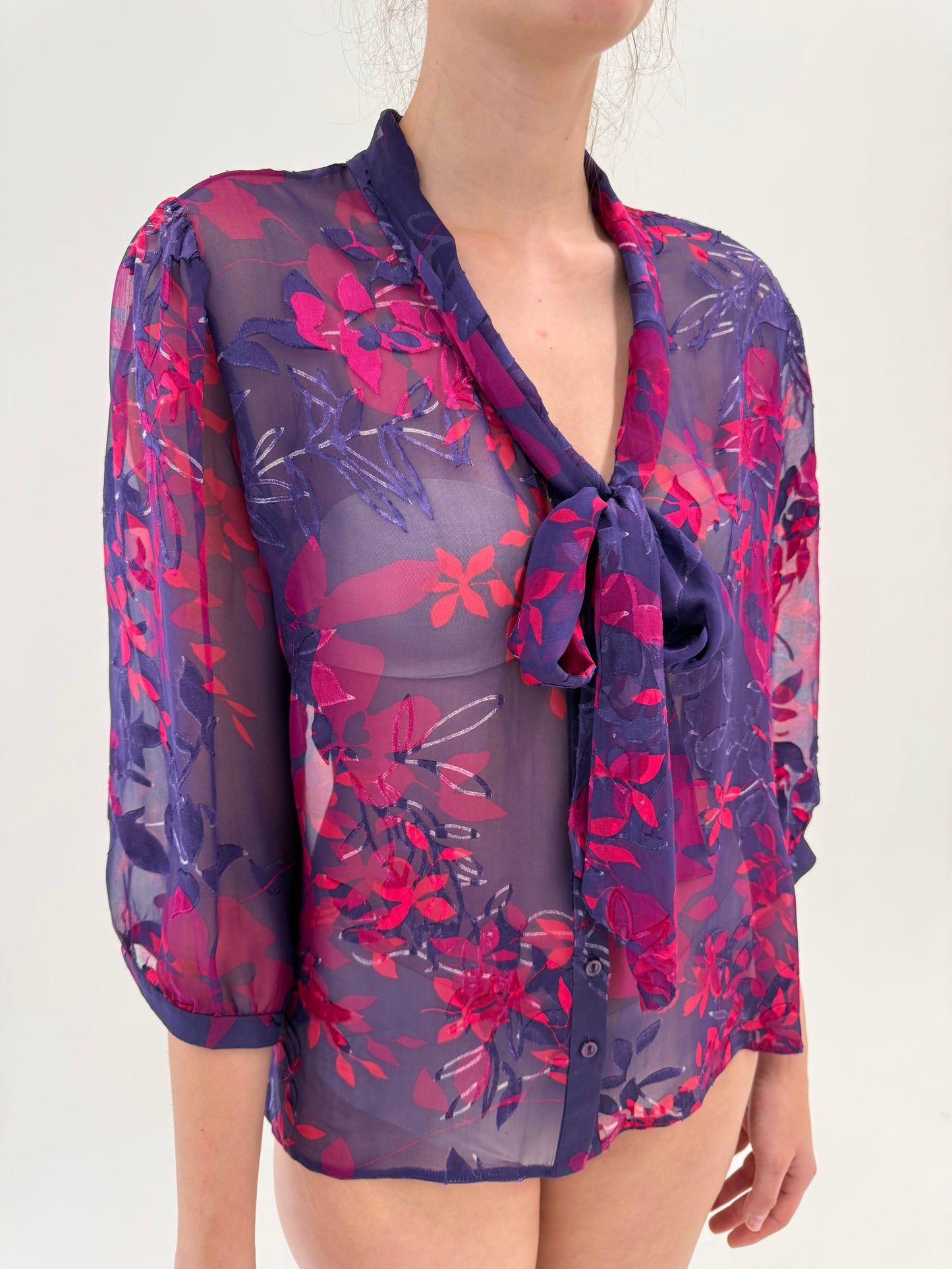 Cămașa din chiffon de mătase naturală în culori superbe cu panglică