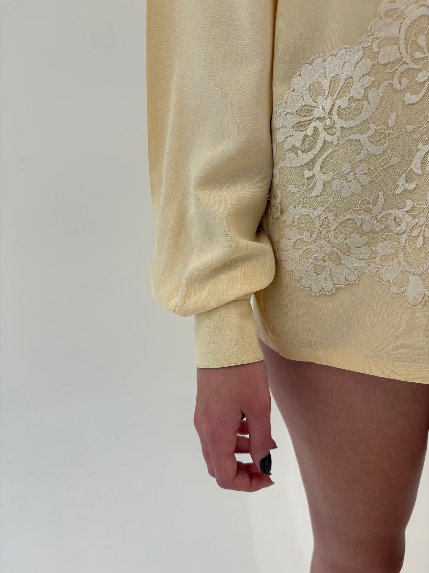 Cămașa din mătase naturală plină butter nude cu dantelă chantily