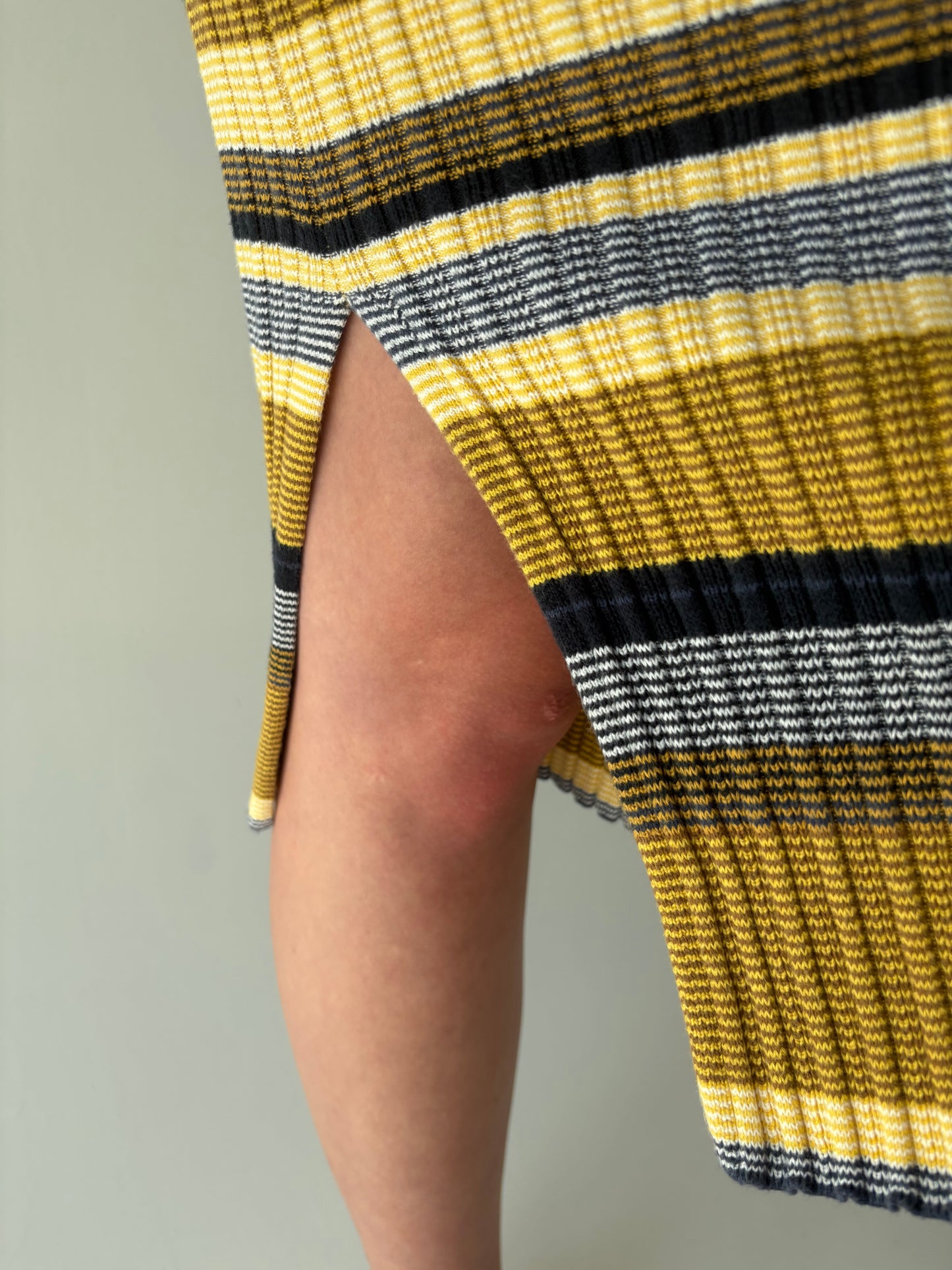 Rochie din jerse ribbed de gramaj mare în dungi