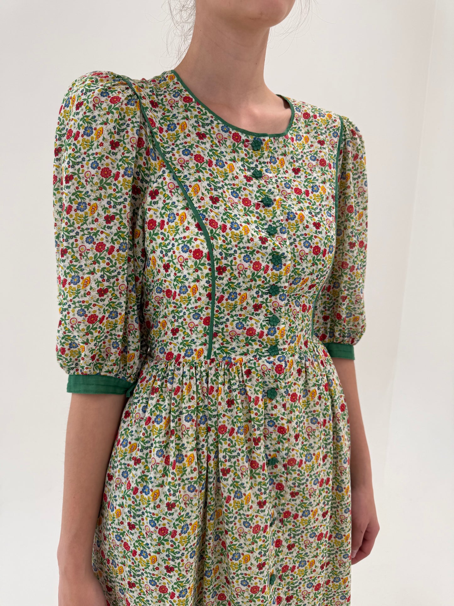 Rochie vintage cu corsaj și buzunare midi lung din pânzica excepțională