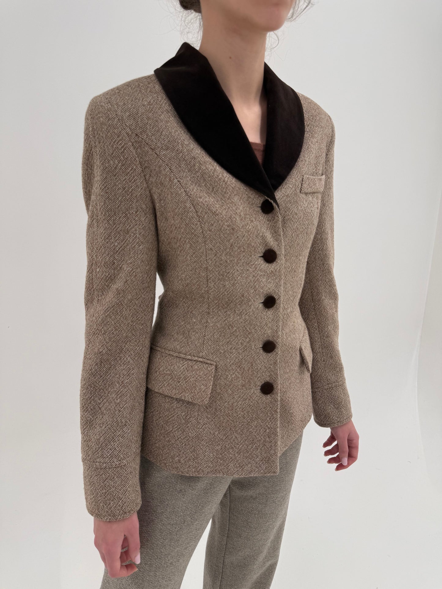 Sacou ultra cambrat nude cu revere rotunjite din stofă groasă de lana