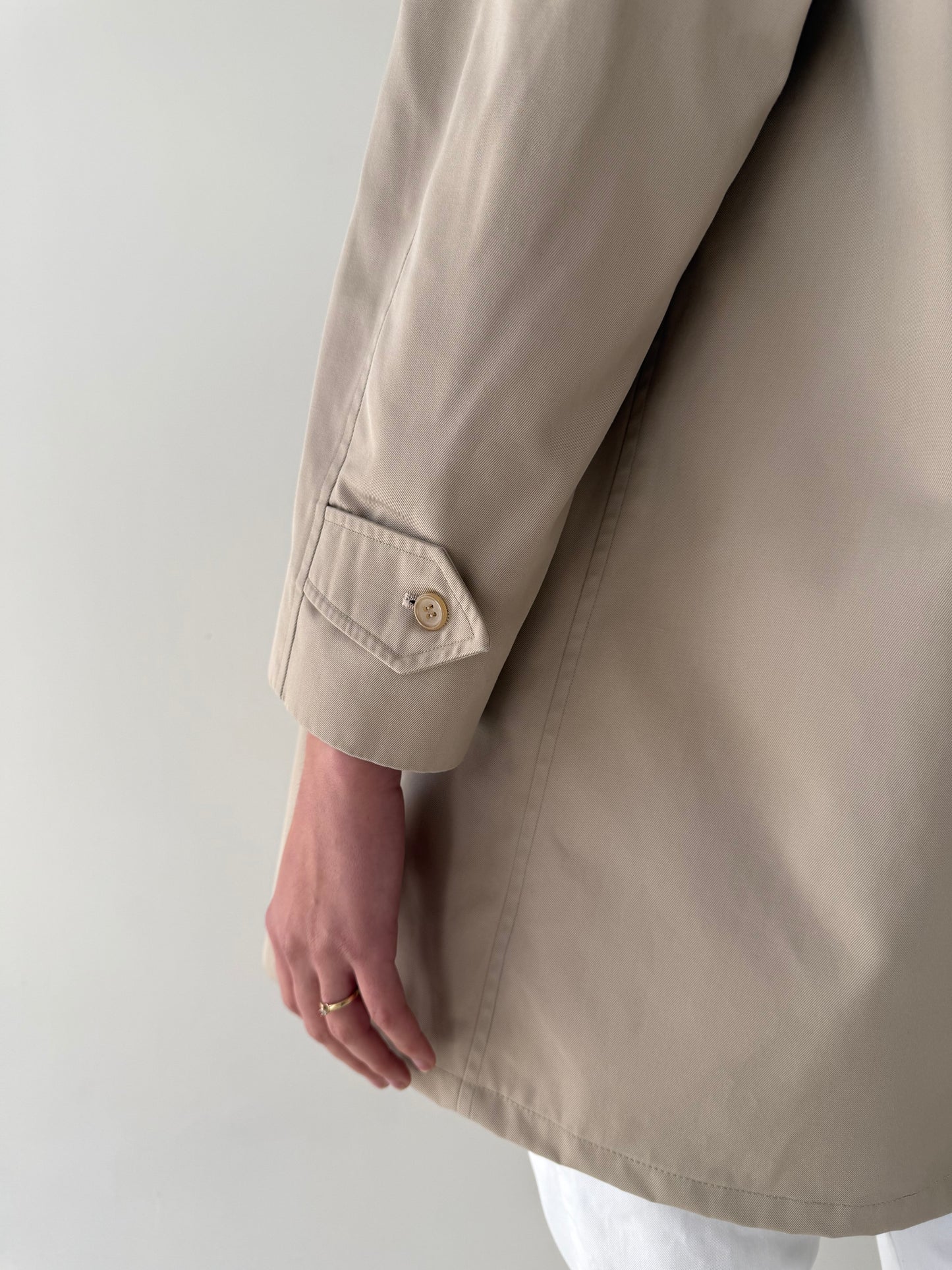 Trench vintage Burberry de vară în croi super reintrat în trend