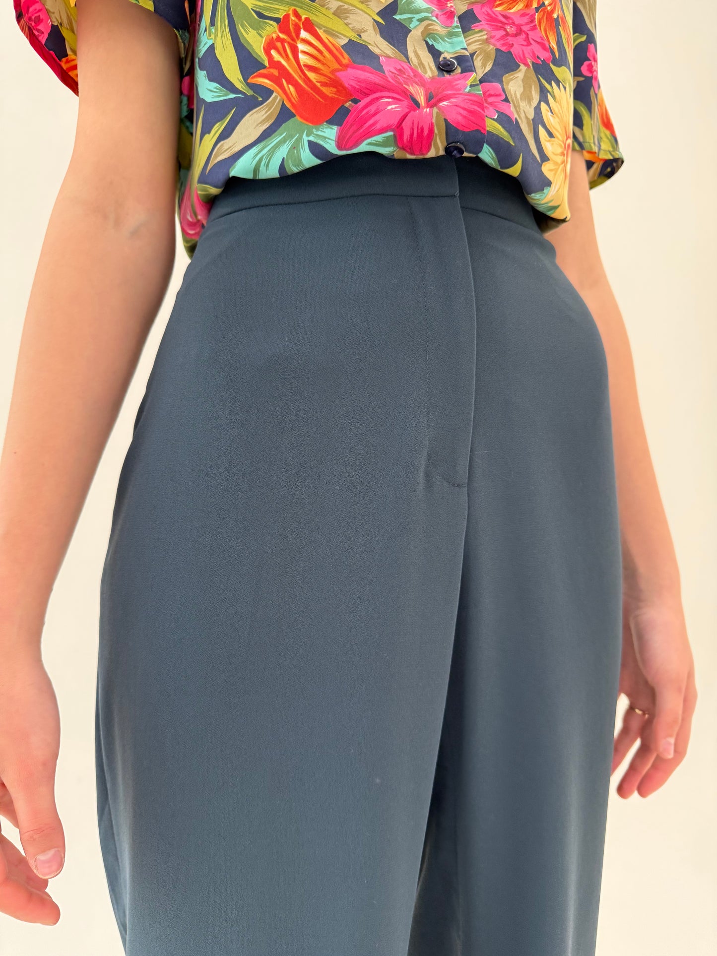 Pantaloni palazzo gri colorat cu talie ultra înaltă