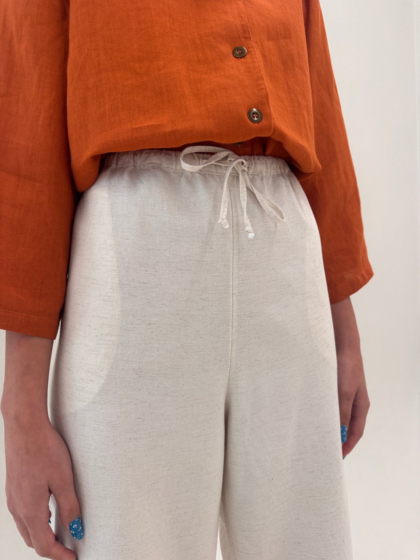 Pantaloni of white din in cu talie ultra înaltă elastică reglabilă generoasă