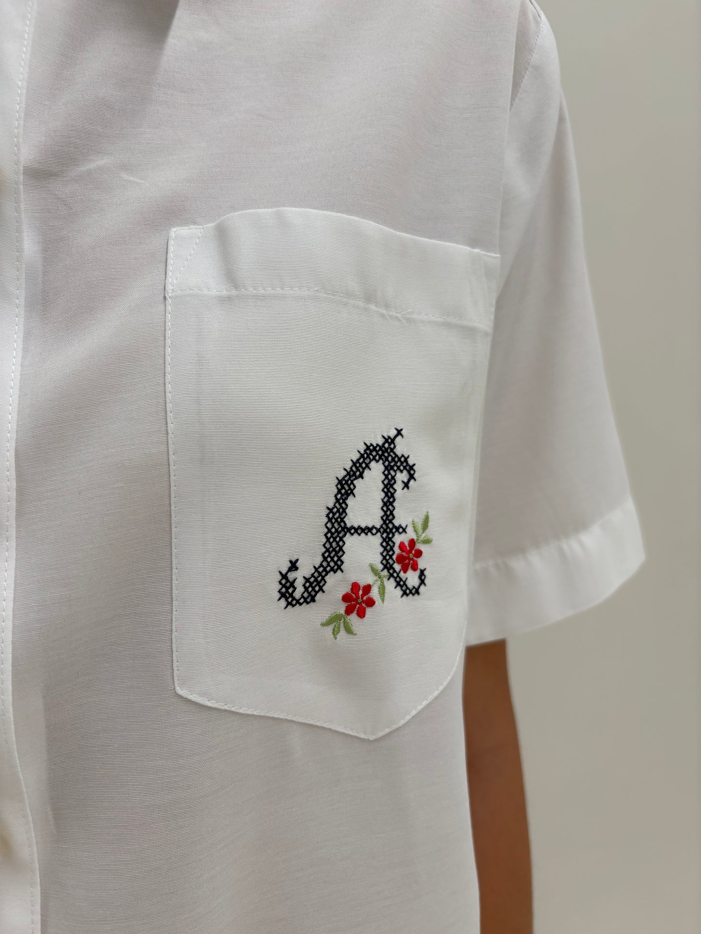 Cămașa vintage cu broderie și nasturi metalici aurii bijterie