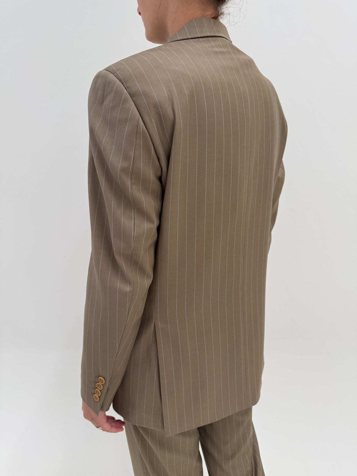 Costum greige Pierre Cardin cu dungi fine verticale din stofă extrafina din mix de lana