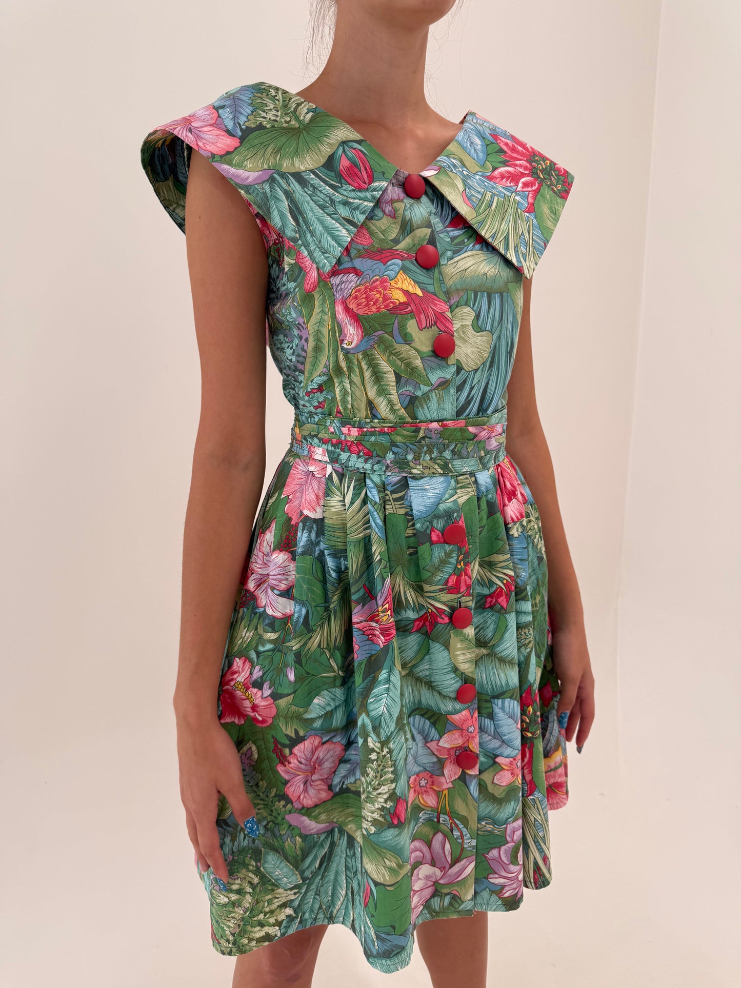 Rochie vintage din pânză cu print floral superb, talie reglabilă  și guler mare