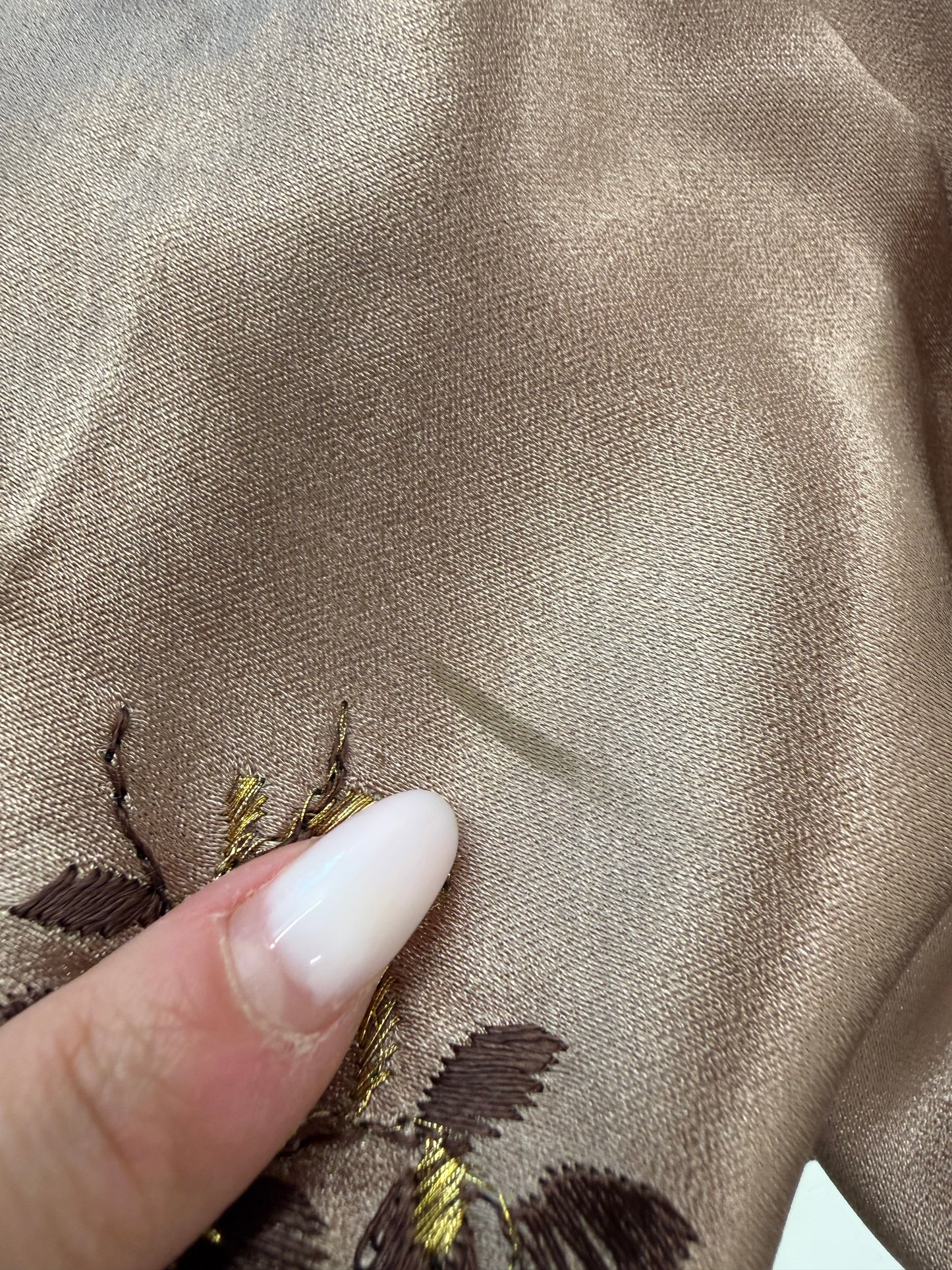 Rochie vintage anii 50 soft bronze integral brodată cu corsaj din twill de mătase naturală