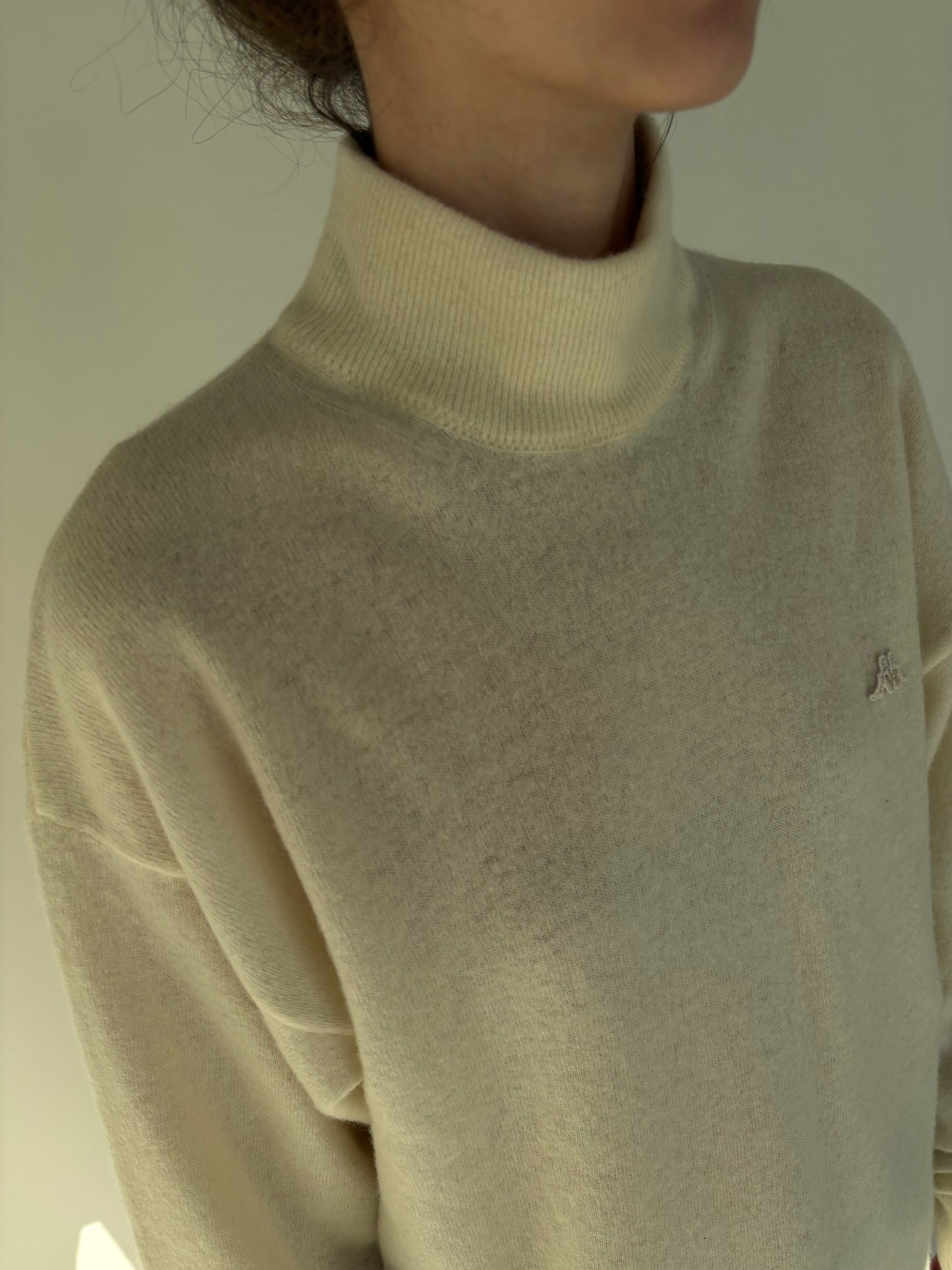 Maletă vintage butter white cu mânecă amplă 80% lana plină extrafina