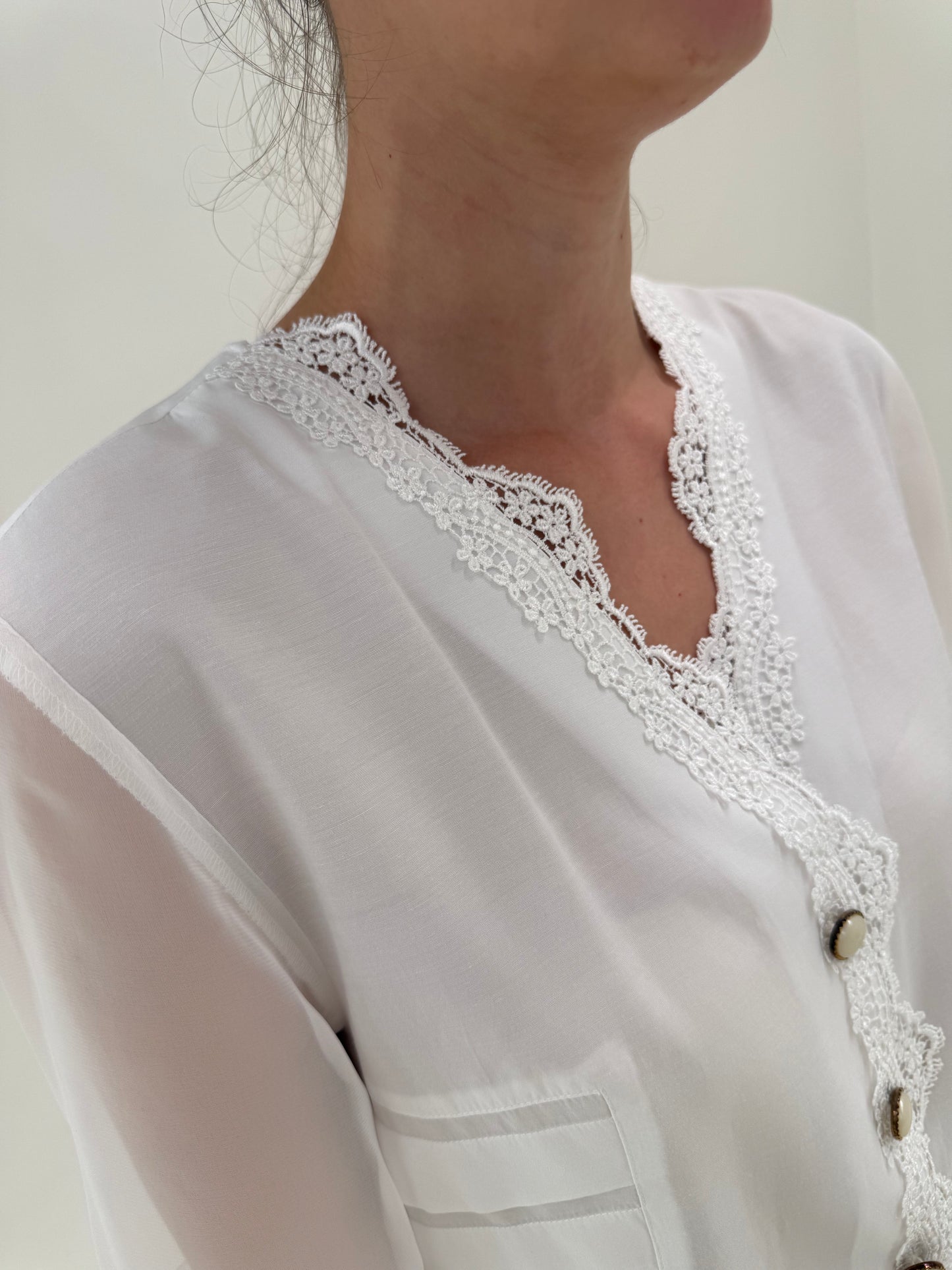 Cămașa elegantă din triplu voal cu dantelă macrame și nasturi bijuterie